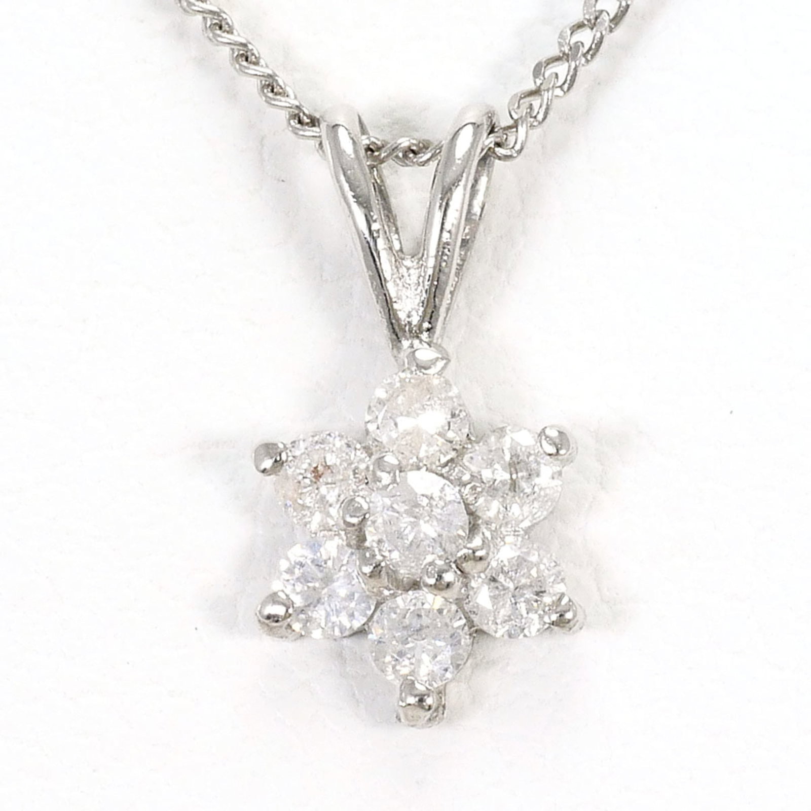 Platinum 850 Necklace: Platinum 850 Necklace Platinum 850 Necklace boasts a stunning 0.2 carat diamond pendant, set in a high-quality platinum 850 metal chain. The necklace features a sleek 11mm x 6mm pendant size and a