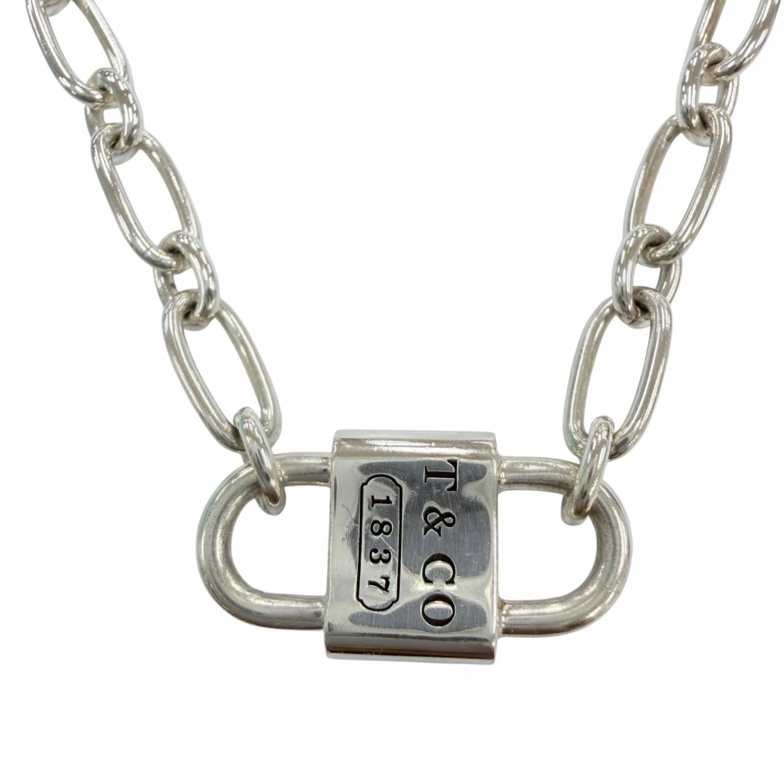 TIFFANY Silver 925: TIFFANY Silver 925 Silver 925 Tiffany Necklace in Very Good Condition. This elegant necklace features a 8mm x 17mm silver pendant, set against a sterling silver chain with a 45.5 cm / 17.91'' circumfe