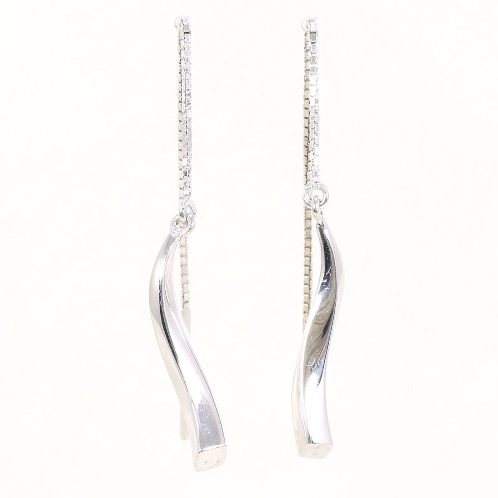 Chain Earrings White Gold (18K): Chain Earrings White Gold (18K) Chain earrings made from 18K white gold, a durable and luxurious metal choice. The earrings are in excellent condition, with only the faintest traces of wear, and