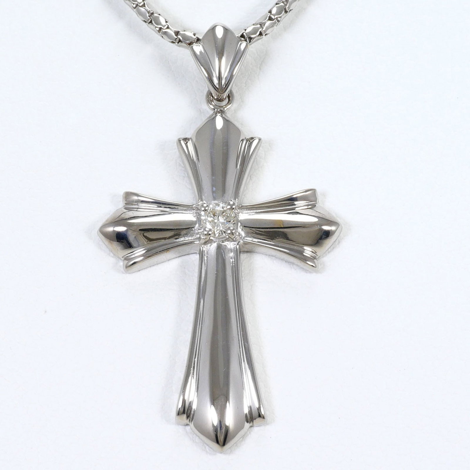 White Gold (18K): White Gold (18K) White gold (18K) necklace with a 0.10ct diamond pendant, crafted from 18K metal with a 45cm chain circumference, making it a beautiful and elegant accessory for women. The necklace is