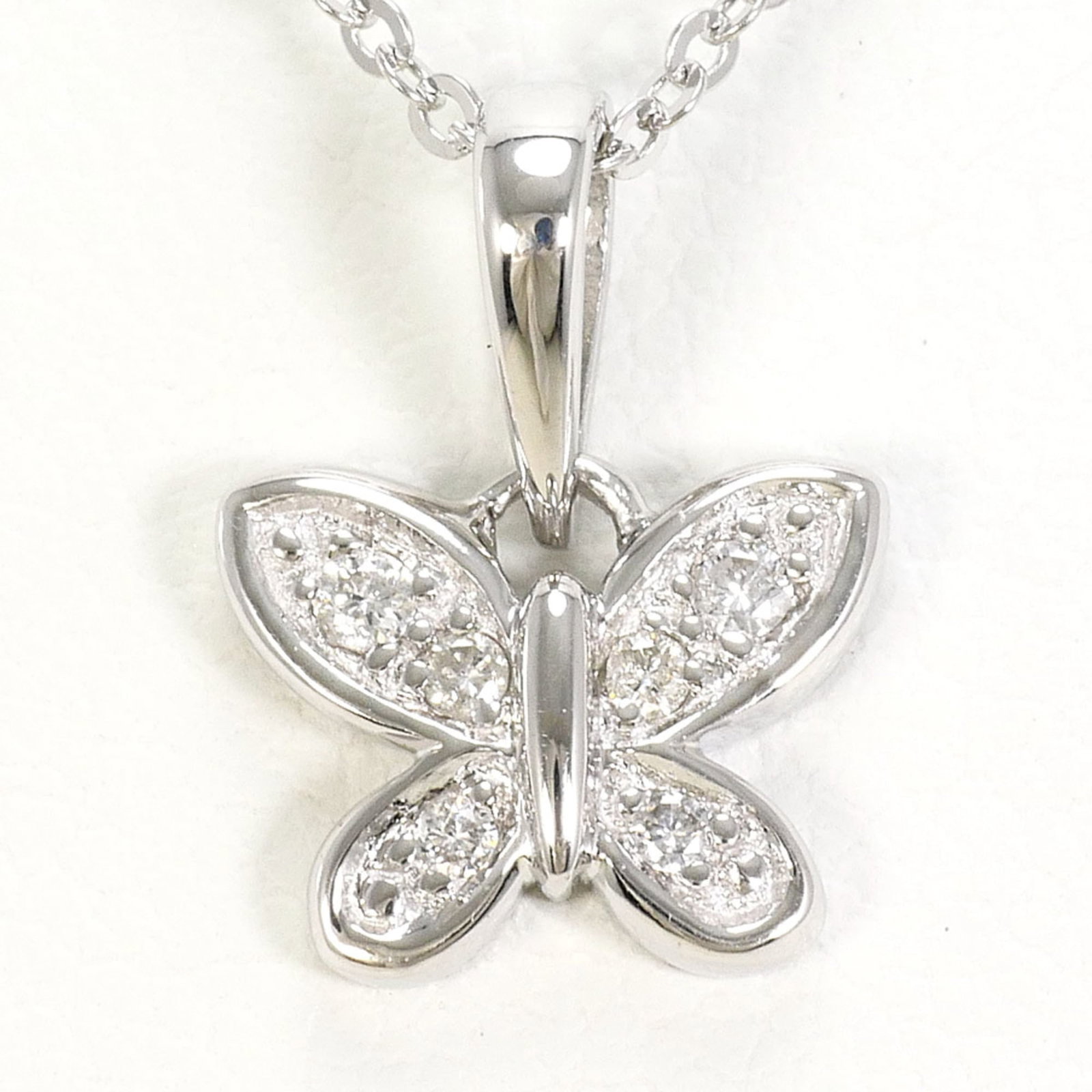 White Gold (18K): White Gold (18K) White gold (18K) necklace with a 2.1g diamond pendant, set in a 40 cm necklace with a 12mm x 10mm pendant. This 18K white gold necklace is in like new condition, with only the
