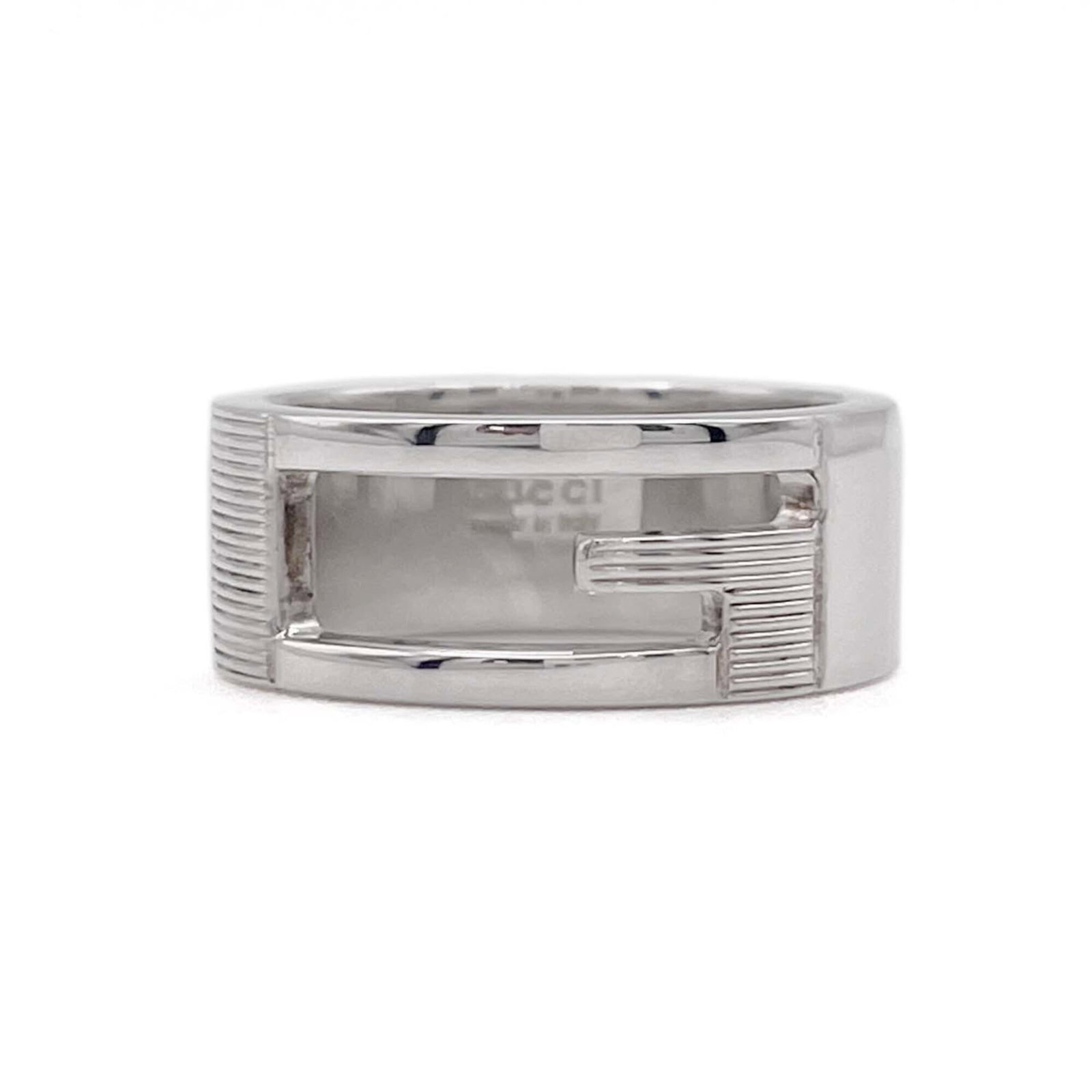 GUCCI Band Ring Silver 925: GUCCI Band Ring Silver 925 Silver 925 band ring from Gucci, a stylish and elegant accessory for women. This like new used ring features a silver finish and is in excellent condition with no visible