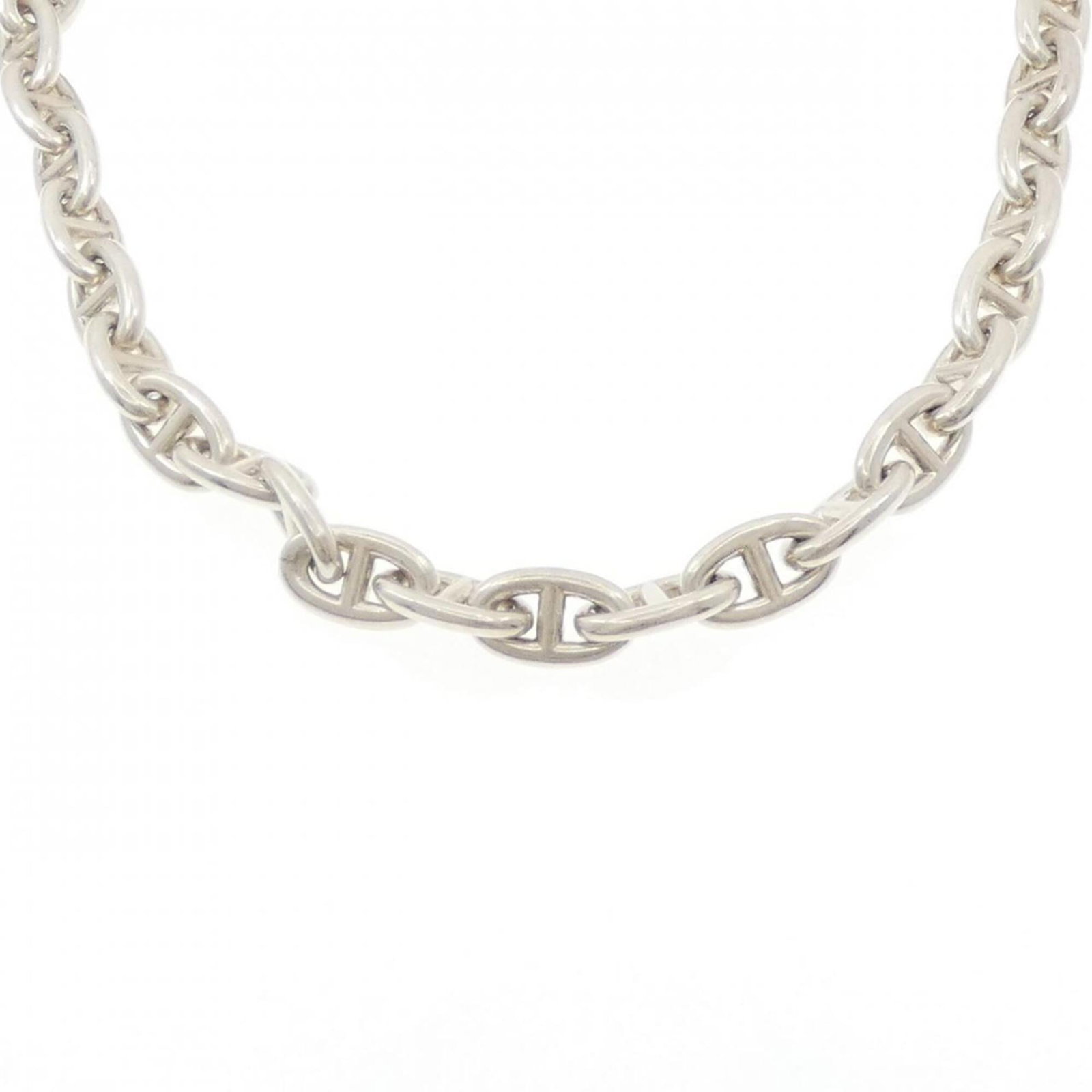 HERMES Necklace: HERMES Necklace Gently used Hermes Necklace with minor signs of wear, the necklace boasts a classic design that exudes timeless elegance. Available in a 42 cm circumference, this necklace is perfect f
