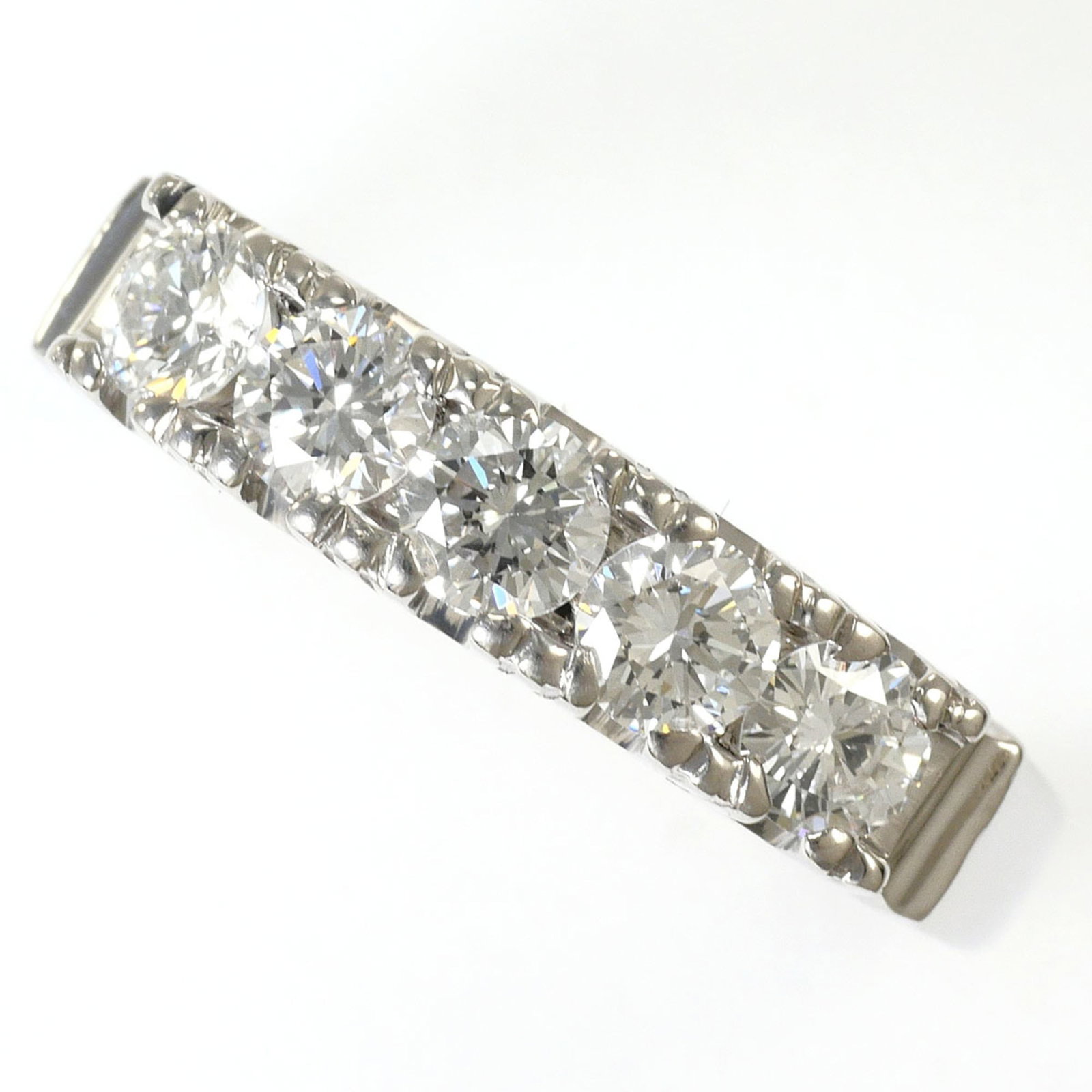 Band Ring Platinum 850: Band Ring Platinum 850 Platinum 850 band ring with a 4mm diamond stone, crafted from high-quality platinum metal, offering a sleek and elegant design. This like-new used band ring boasts excellent