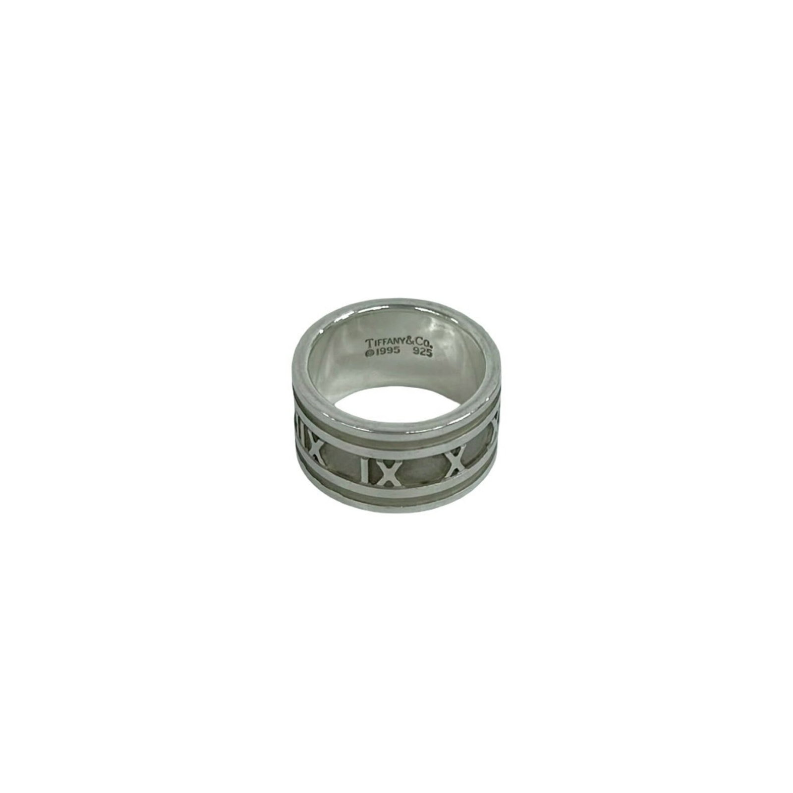 TIFFANY Band Ring Silver 925: TIFFANY Band Ring Silver 925 Silver 925 band ring from Tiffany, a classic design featuring a sleek and modern aesthetic. This band ring boasts a silver finish and a sturdy construction, with visible s