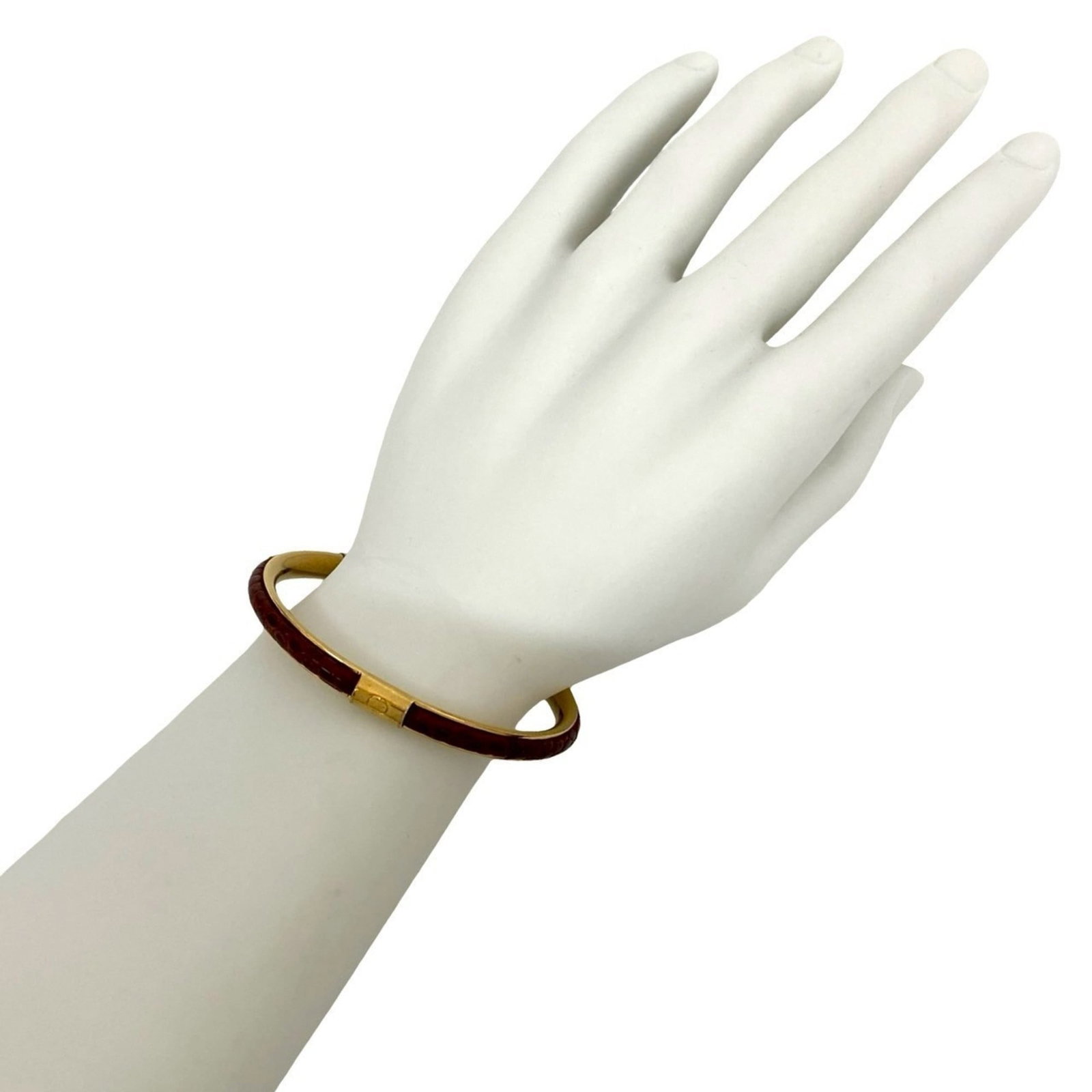 GUCCI Bangle Gold Plating Leather: GUCCI Bangle Gold Plating Leather Gold plating and supple leather come together in this Gucci bangle, a statement piece with a distinctive red accent. Measuring 17.5cm in length, the bangle showcases 
