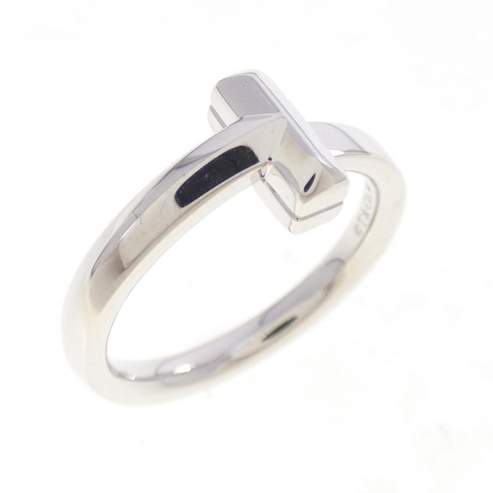 TIFFANY Band Ring White Gold (18K): TIFFANY Band Ring White Gold (18K) White gold (18K) band ring from Tiffany, a timeless design that exudes elegance. This Like New Used ring boasts excellent condition with only the faintest traces of