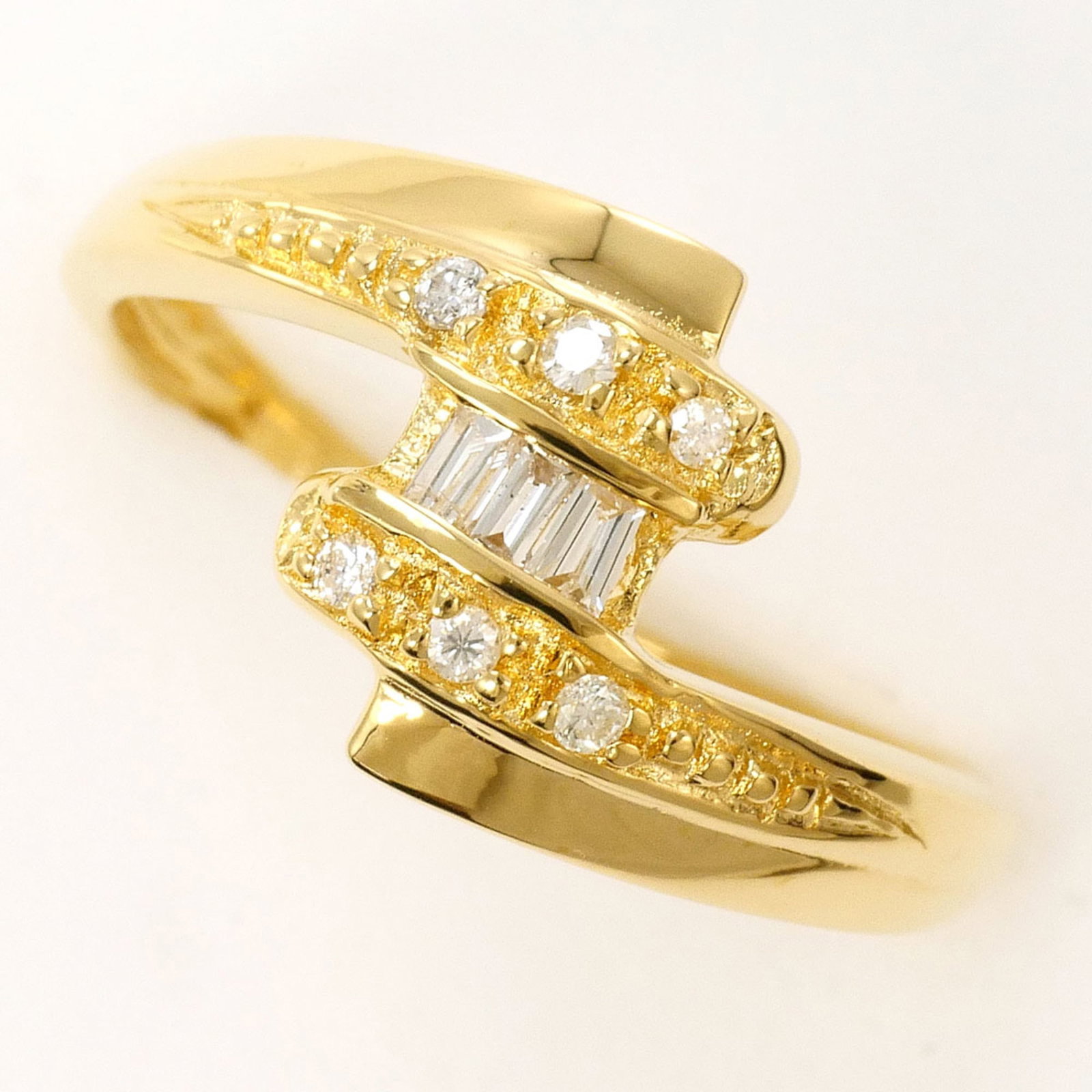 Band Ring Yellow Gold (18K): Band Ring Yellow Gold (18K) Yellow gold band ring in excellent condition, featuring a 0.13ct diamond and measuring 10mm in width, sits securely on a 6.5 US size finger. Made from 18K yellow gold,