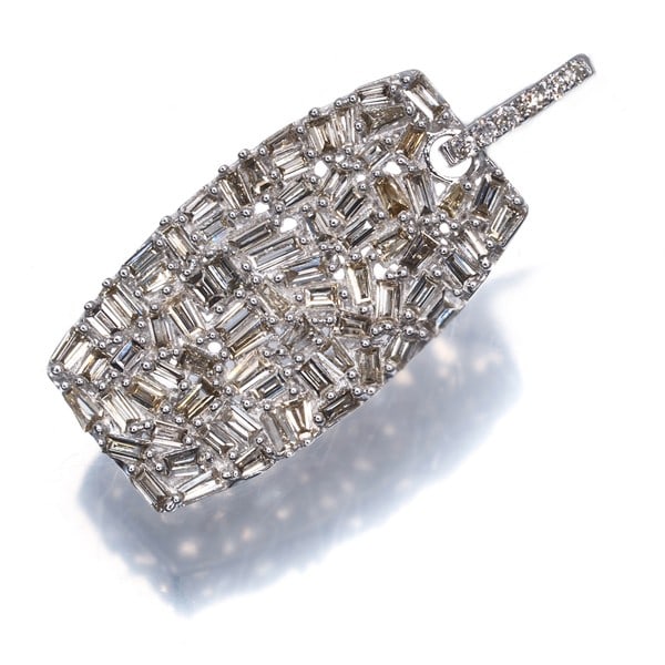 Brown Diamond 0.80Ct Tapered-Cut Pendant 18K 750 White Gold: Brown Diamond 0.80Ct Tapered-Cut Pendant 18K 750 White Gold Tapered-cut brown diamond pendant in 18k white gold, featuring a natural stone weighing 0.80ct. The pendant's design size is 26.4 x 11.5mm,