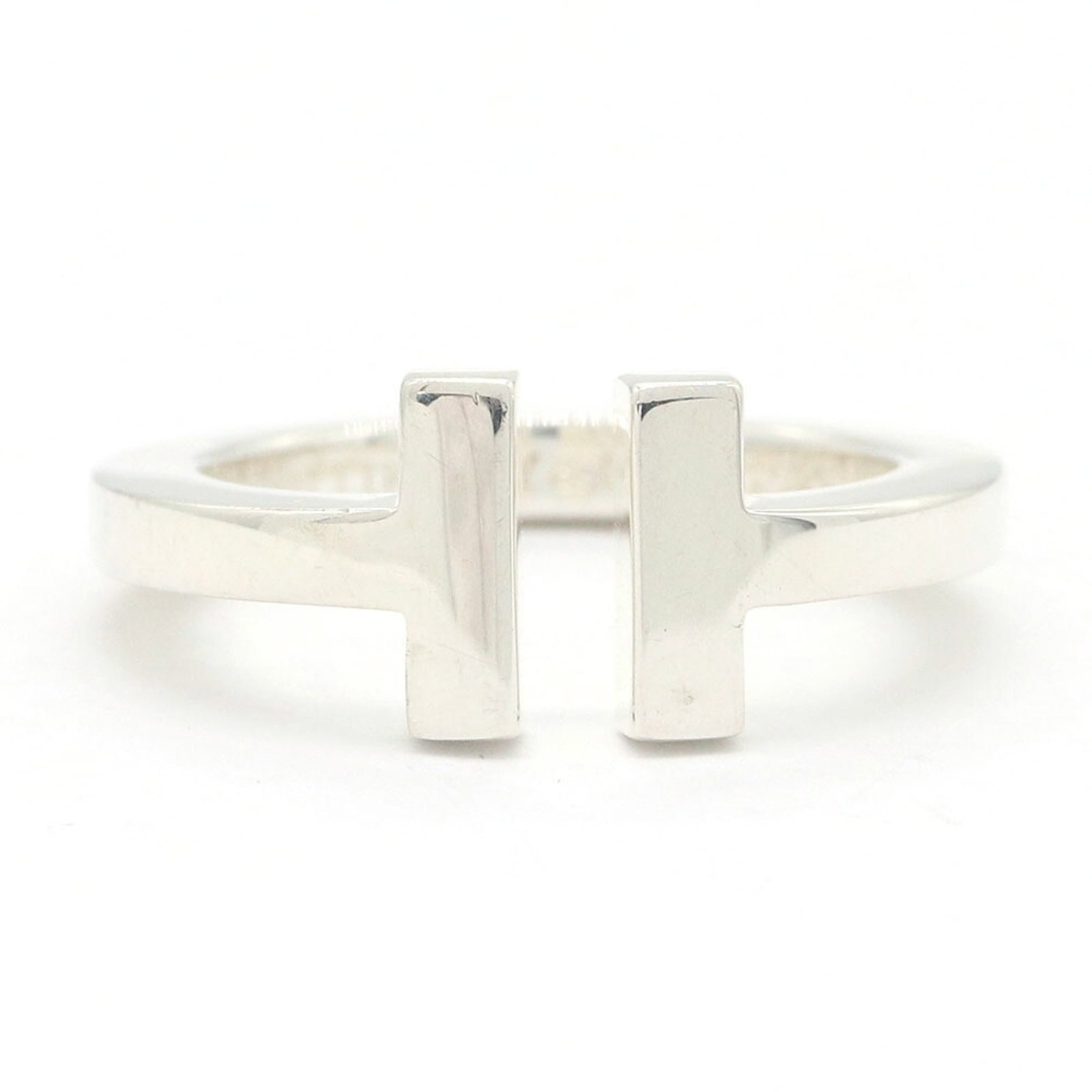 TIFFANY Sterling Silver 925: TIFFANY Sterling Silver 925 Sterling silver 925 Tiffany jewelry is crafted from high-quality materials, with a silver finish that adds a touch of elegance to any outfit. This gently used piece