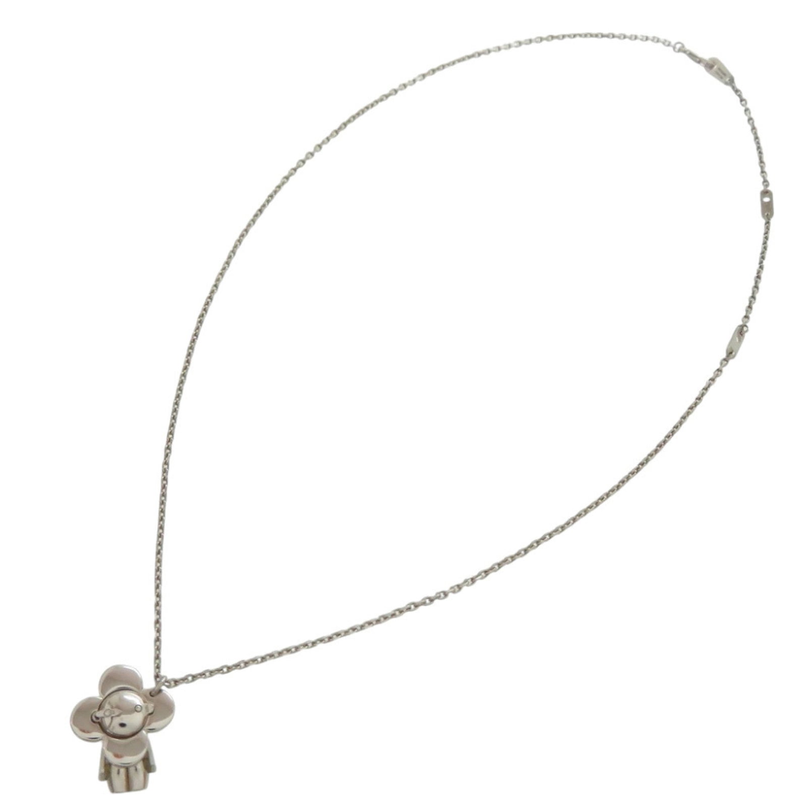 LOUIS VUITTON Metal: LOUIS VUITTON Metal Silver Louis Vuitton Metal Necklace with 55.5 cm chain and 24mm x 20mm pendant, bearing a signature, in like new condition with only the faintest traces of wear. The necklace's