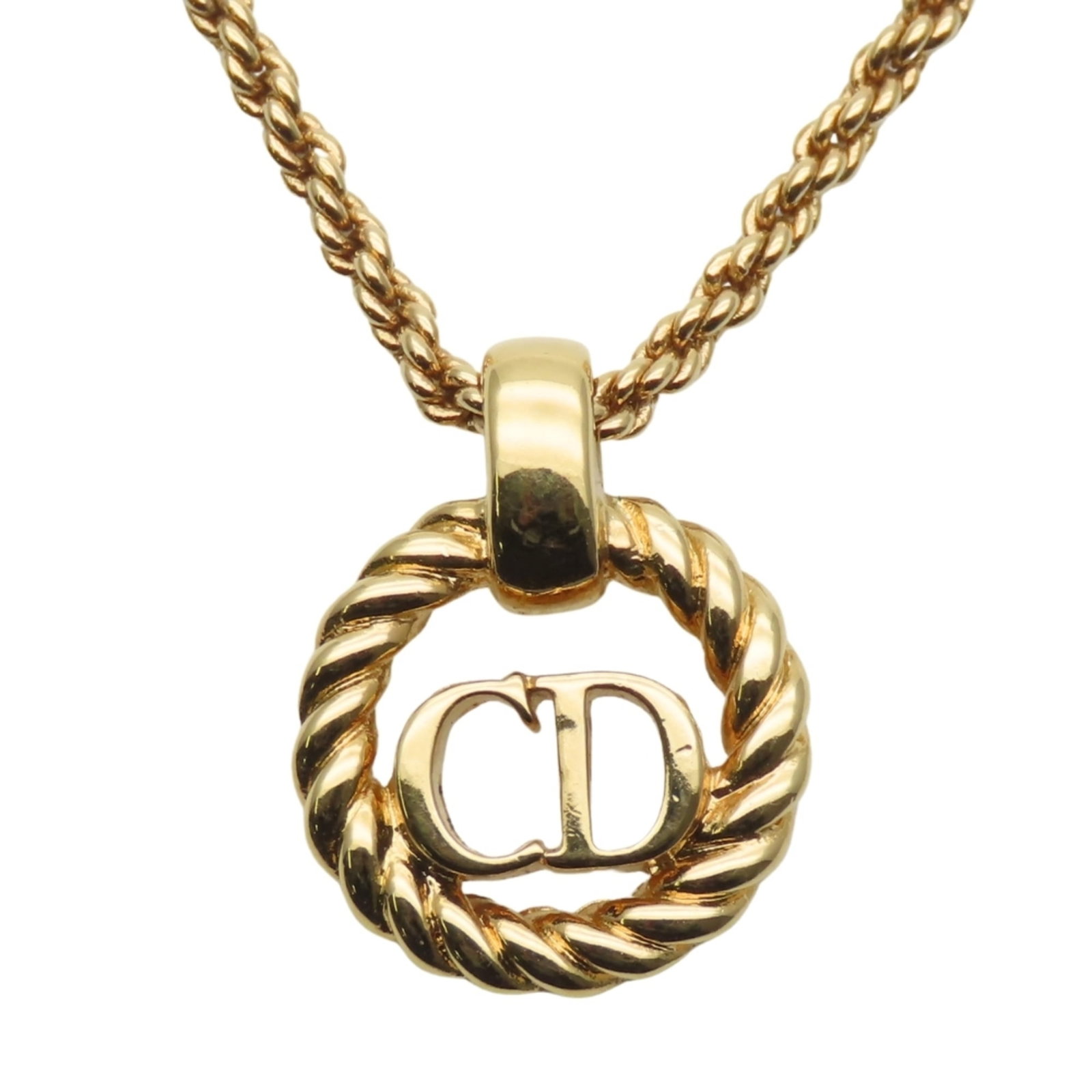 CHRISTIAN DIOR Metal: CHRISTIAN DIOR Metal Gently used Christian Dior gold metal necklace with a 42.5 cm chain and a 15.8mm x 12.7mm pendant, bearing minor signs of wear and small scratches. The necklace is in very good