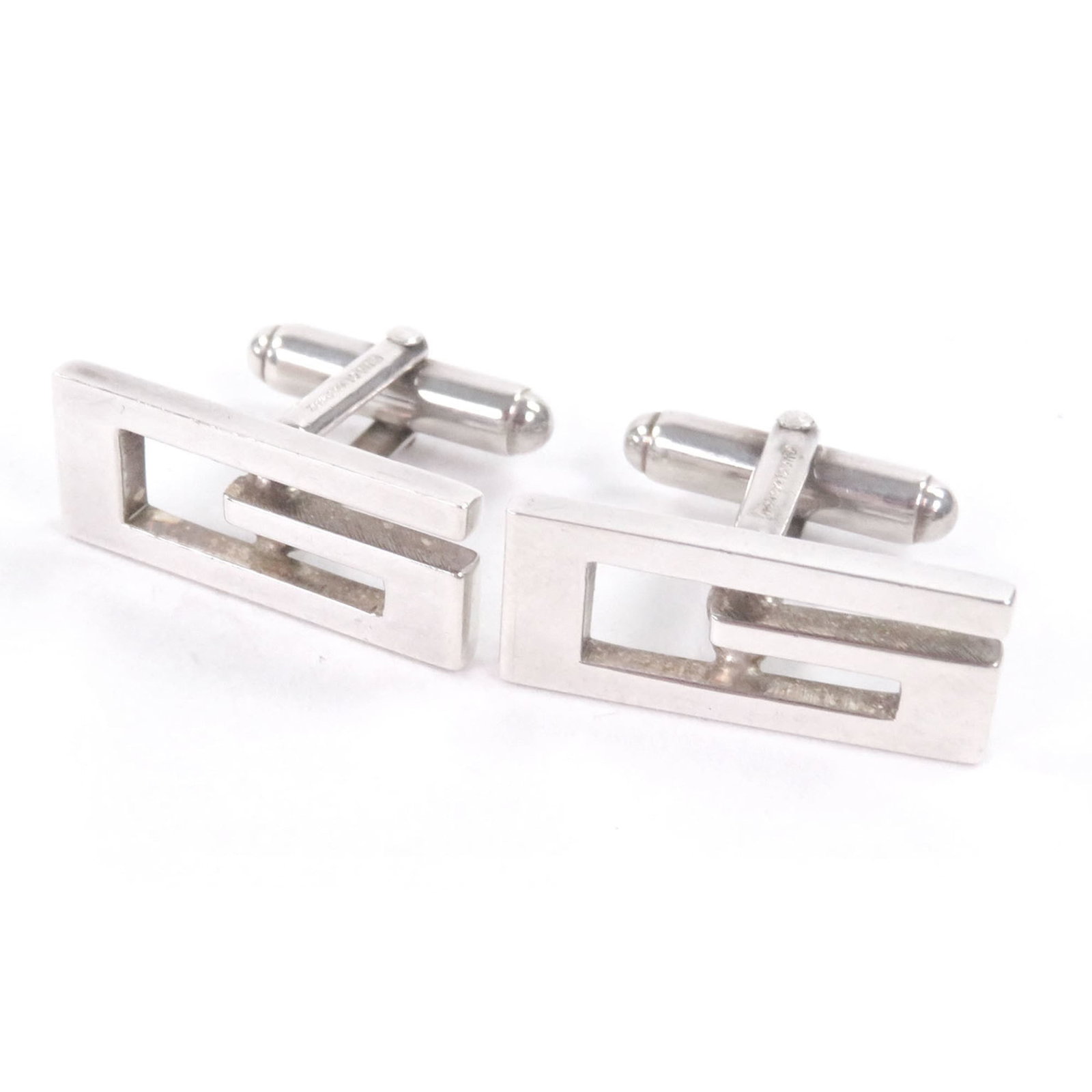 GUCCI Cufflinks Silver 925: GUCCI Cufflinks Silver 925 Silver 925 Gucci cufflinks with a classic design, bearing the signature of the renowned Italian fashion house. Made from high-quality silver, these cufflinks feature a sleek