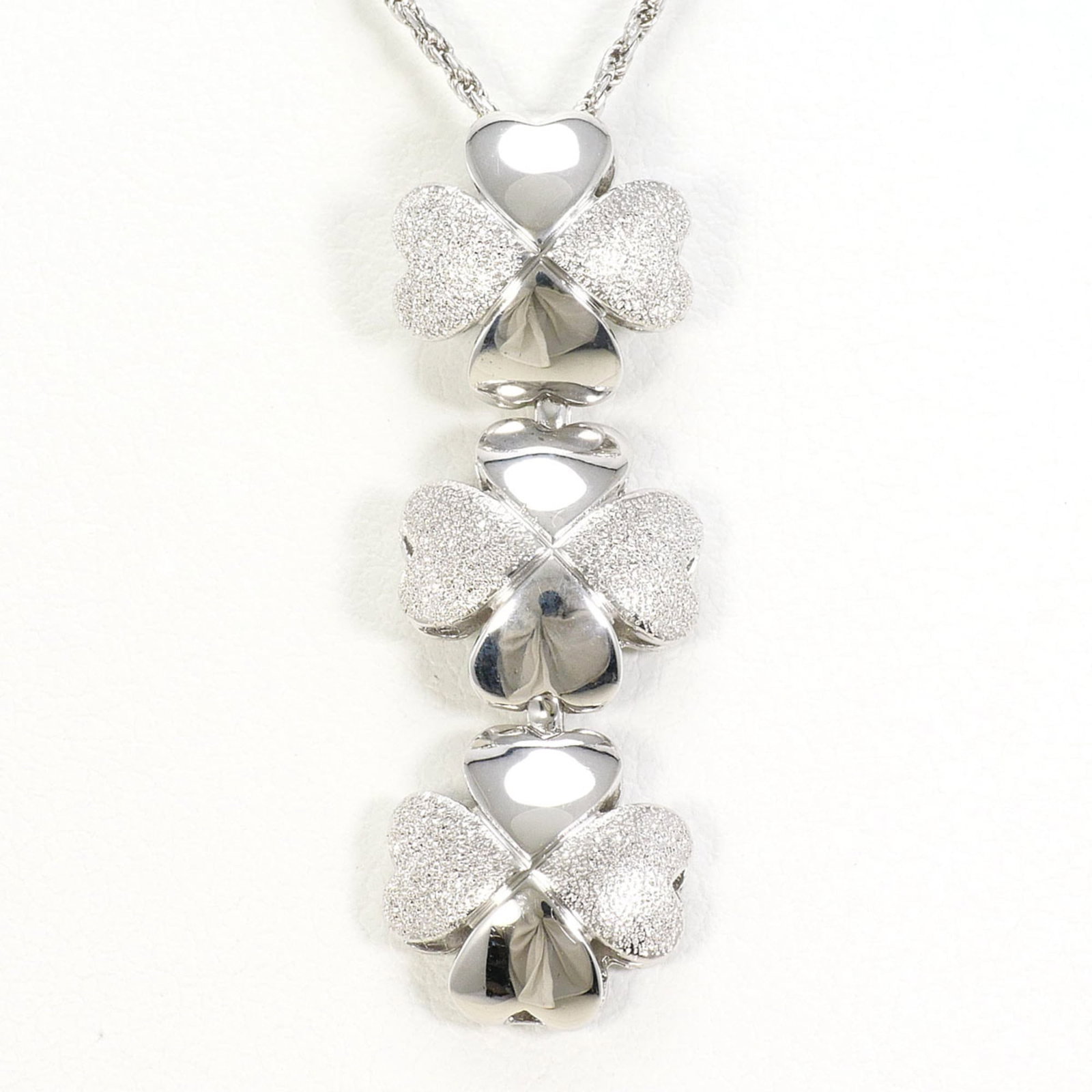 White Gold (14K) White Gold (18K): White Gold (14K) White Gold (18K) White gold (14K) and (18K) 40cm necklace with a 33mm x 11mm pendant, made from high-quality white gold metal, weighing 5.4g. In excellent condition, with only the fai