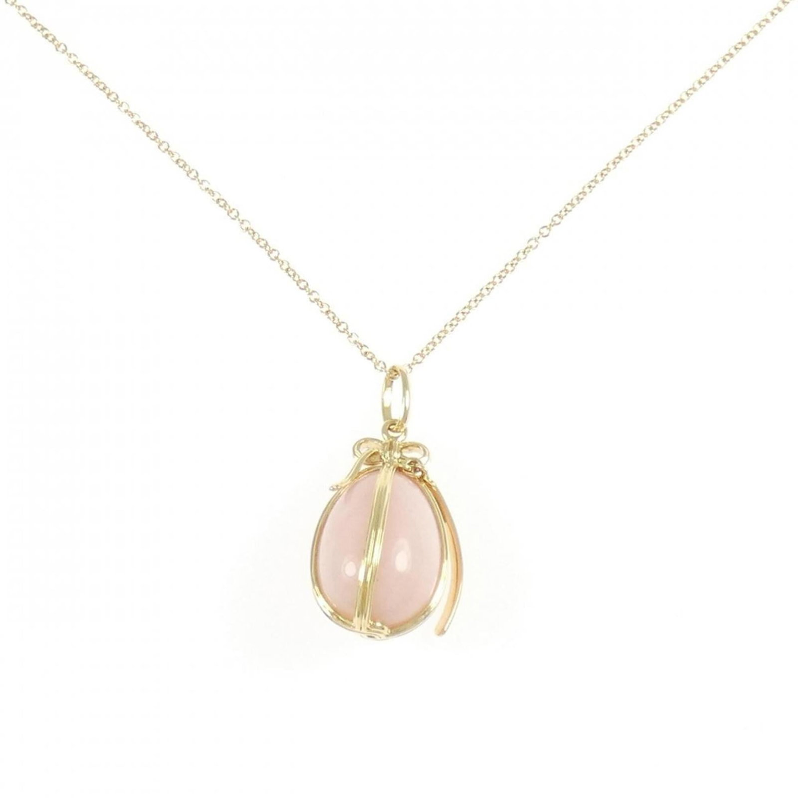 TIFFANY Yellow Gold (18K): TIFFANY Yellow Gold (18K) Yellow gold (18K) Tiffany necklace pendant, crafted with attention to detail, features a 26.1mm x 12mm pendant that adds a touch of elegance to any outfit. The necklace's 45