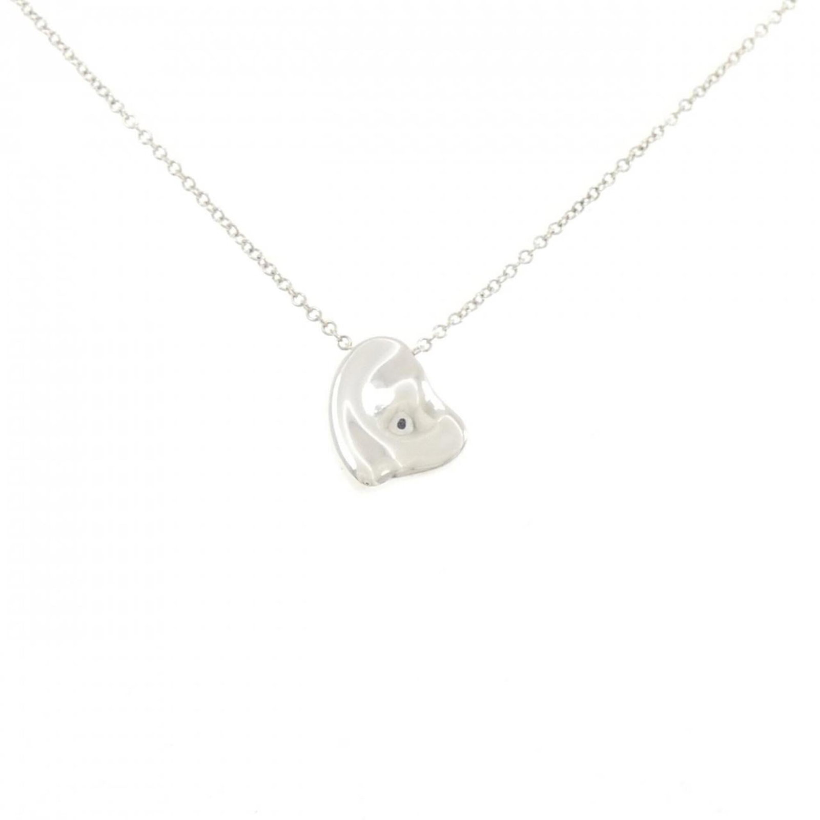 TIFFANY Silver 925: TIFFANY Silver 925 Silver 925 pendant from Tiffany, a renowned luxury brand, boasts a sleek design with a 11.6mm x 10mm size. Made from high-quality silver, this pendant is a timeless accessory for