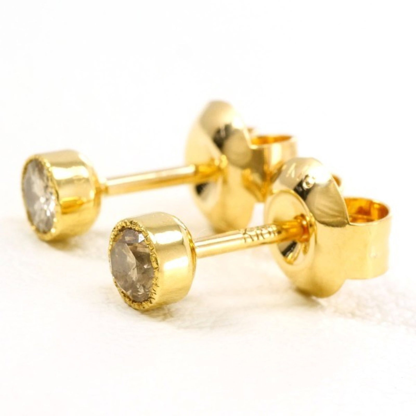 Stud Earrings Yellow Gold (18K): Stud Earrings Yellow Gold (18K) Stud earrings in 18K yellow gold feature a diamond weighing 0.11 carats. Made from high-quality yellow gold, these earrings showcase a subtle yet elegant design. In