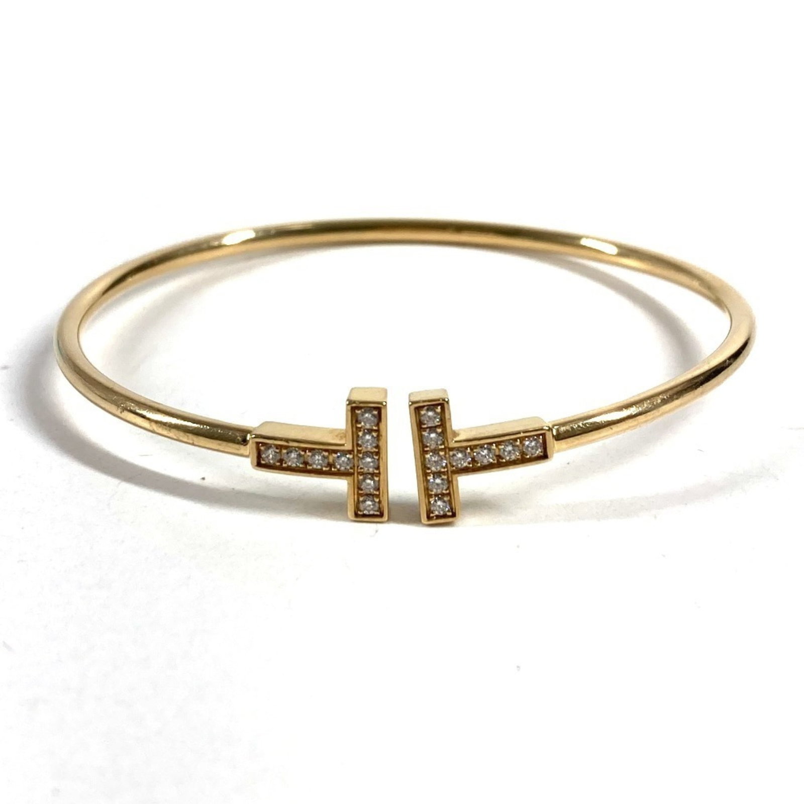 TIFFANY Charm Bracelet Yellow Gold (18K): TIFFANY Charm Bracelet Yellow Gold (18K) Yellow gold (18K) charm bracelet from Tiffany, featuring a diamond stone, is a stylish accessory for women. With its 15.5cm length, this charm bracelet is a