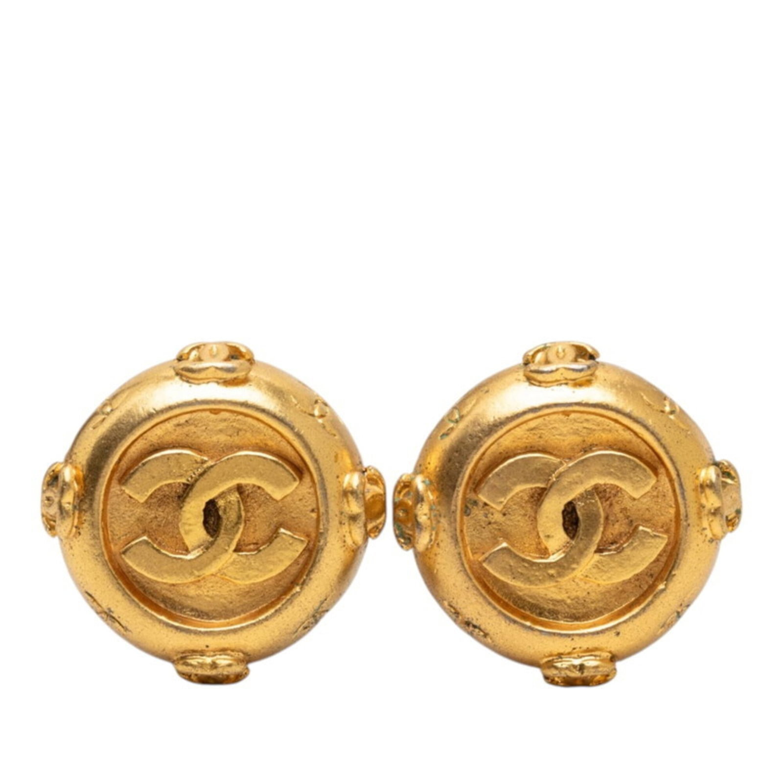 CHANEL Gold: CHANEL Gold Gold CHANEL features a 25.60mm x 25.70mm stone, with visible scratches and scuffs, in good used condition. The item bears a signature and is fully functional. Item Specifics: Brand: Chanel