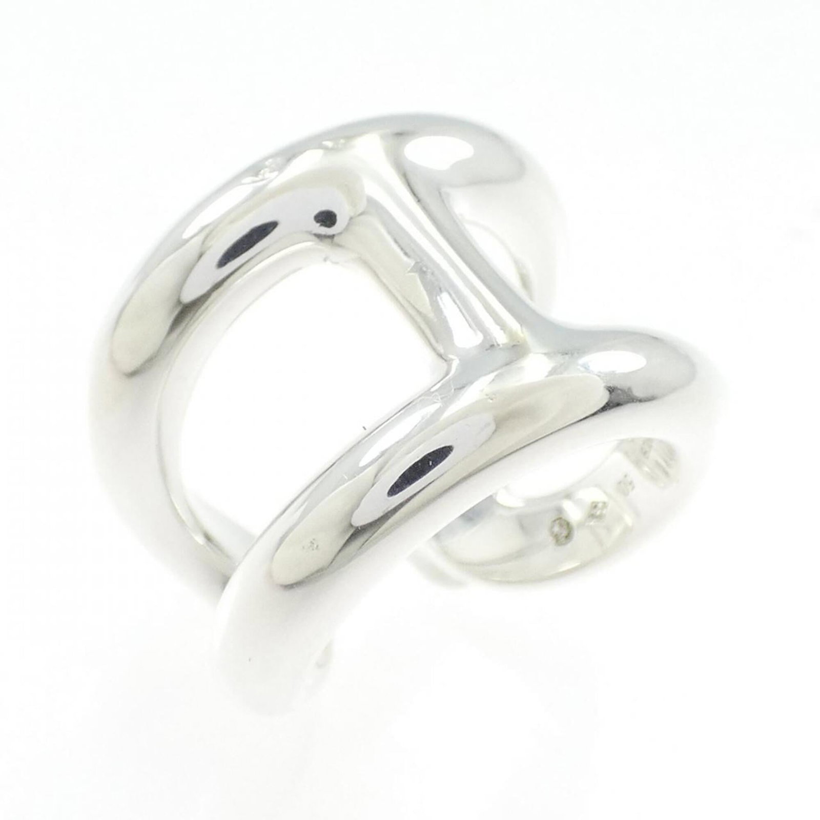 HERMES Band Ring Silver 925: HERMES Band Ring Silver 925 Silver 925 band ring from Hermes features a sleek design that adds a touch of sophistication to any outfit. Made from high-quality silver, this gently used ring showcases