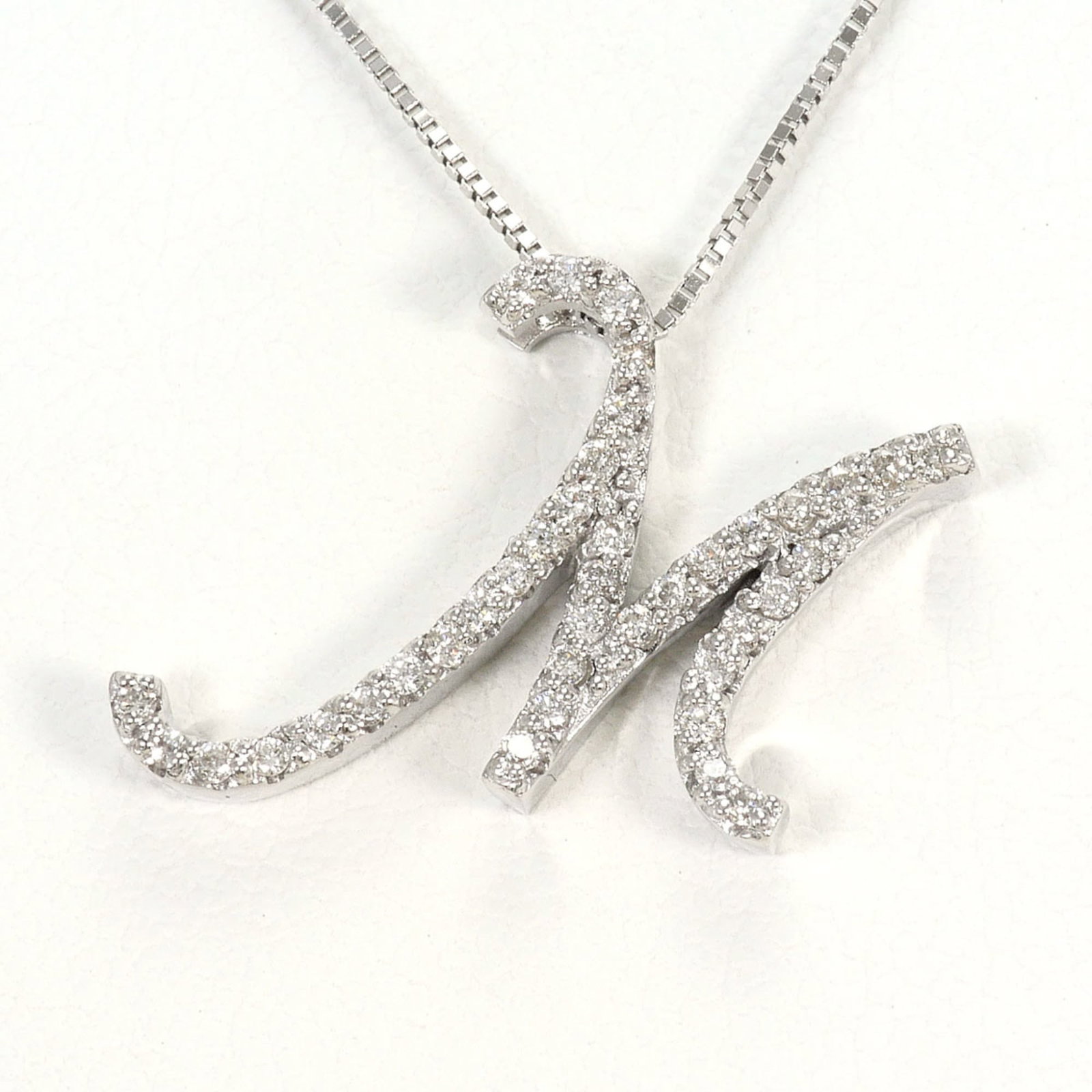White Gold (18K): White Gold (18K) White gold (18K) necklace with a 0.21ct diamond pendant, set in a 17mm x 16mm pendant, features a 40cm chain. Made from 18K white gold, this necklace is in like new condition with onl