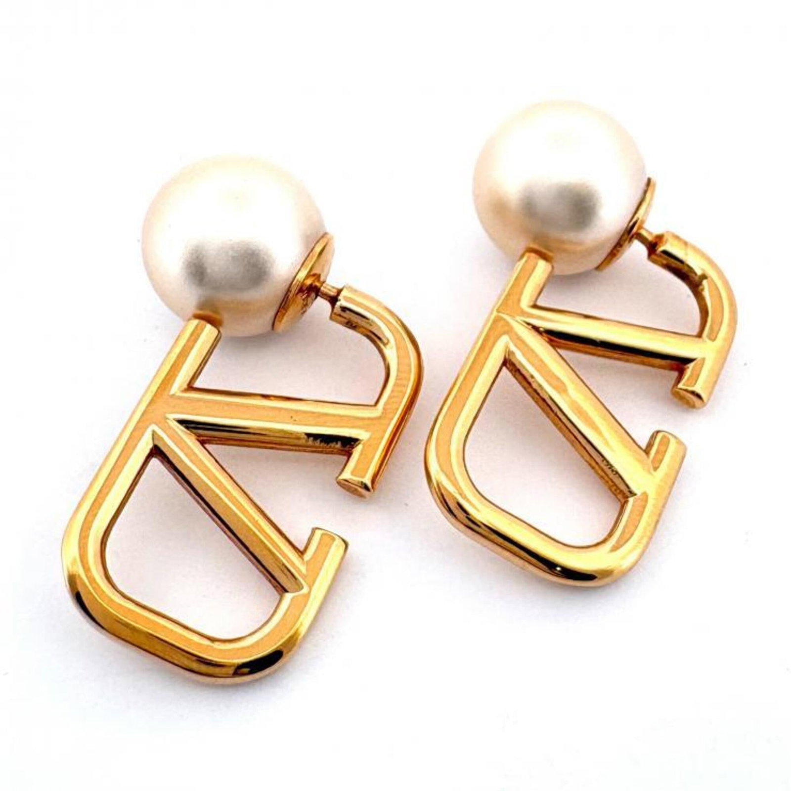 VALENTINO Drop Earrings Gold Plating: VALENTINO Drop Earrings Gold Plating Valentino Drop Earrings in Gold Plating - A stylish and elegant accessory, these drop earrings feature gold plating that adds a touch of luxury to any outfit.