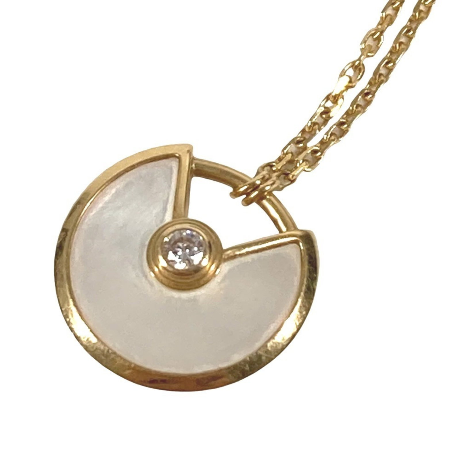 CARTIER Gold (18K): CARTIER Gold (18K) The Cartier 18K gold necklace boasts a sleek design, perfect for adding a touch of luxury to any outfit. With a 41 cm / 16.14'' neck circumference, this necklace is designed to fit 