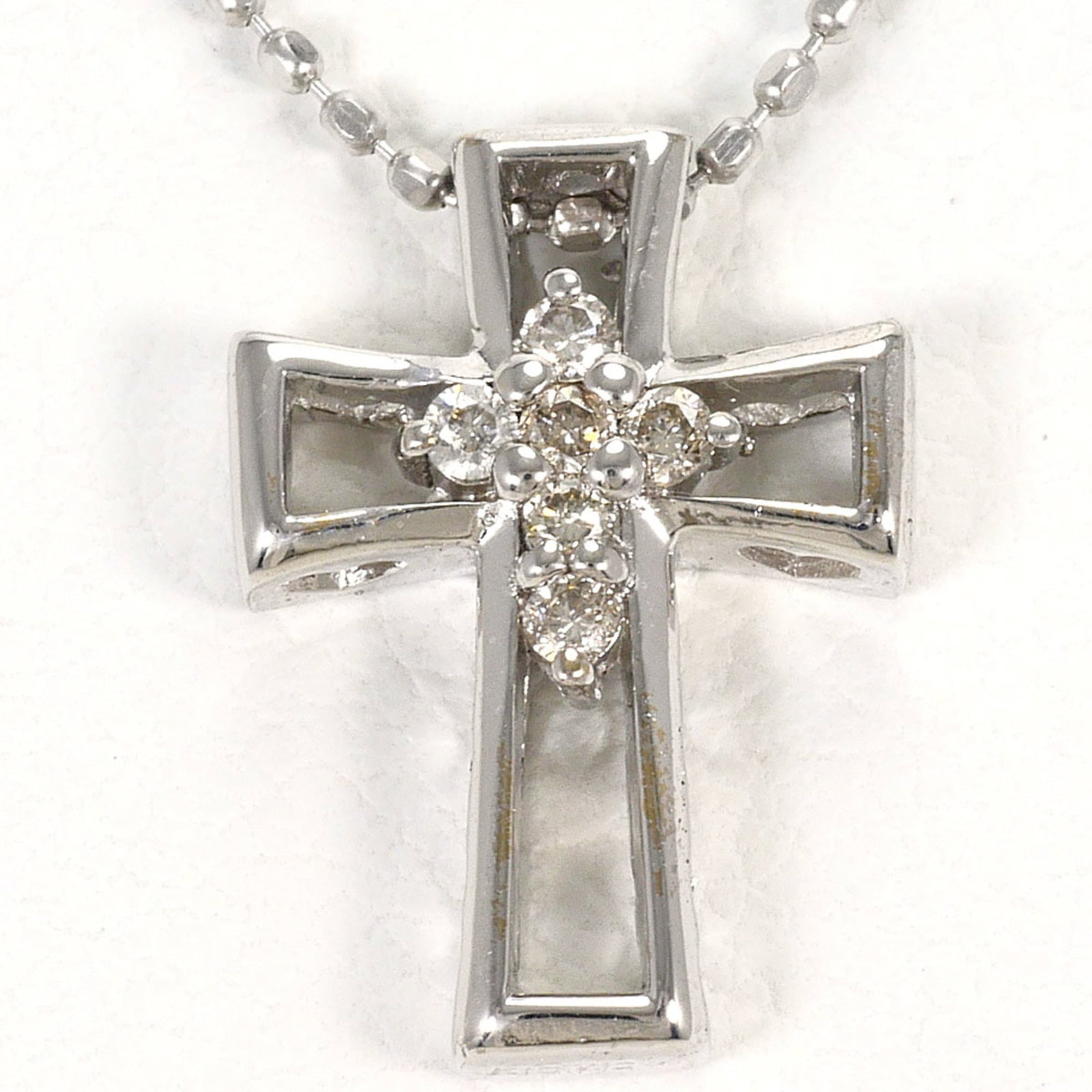 White Gold (18K): White Gold (18K) White gold (18K) necklace with a 0.06ct diamond pendant, featuring a 40cm chain and a 13mm x 10mm pendant. This necklace is made from 18K white gold and weighs 2.5g. It is in like