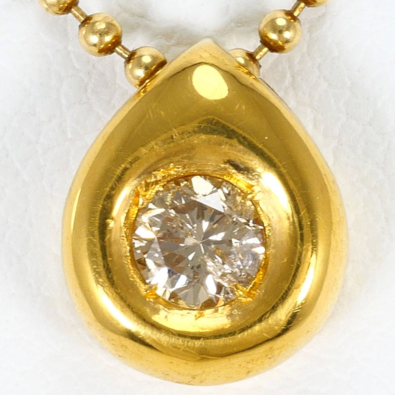 Yellow Gold (18K) Yellow Gold (24K): Yellow Gold (18K) Yellow Gold (24K) Yellow gold (18K) and (24K) 0.20ct diamond necklace boasts a sleek design with a 9mm x 8mm pendant. The 40cm chain features a 3.8g weight, making it a substantial a