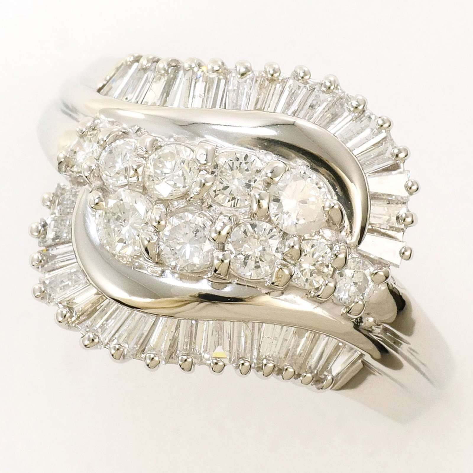 Band Ring Platinum 900: Band Ring Platinum 900 Platinum 900 band ring boasts a sleek, modern design with a 1.03 carat diamond stone set in a high-quality platinum metal. This like-new used band ring features a US size 7.5 an