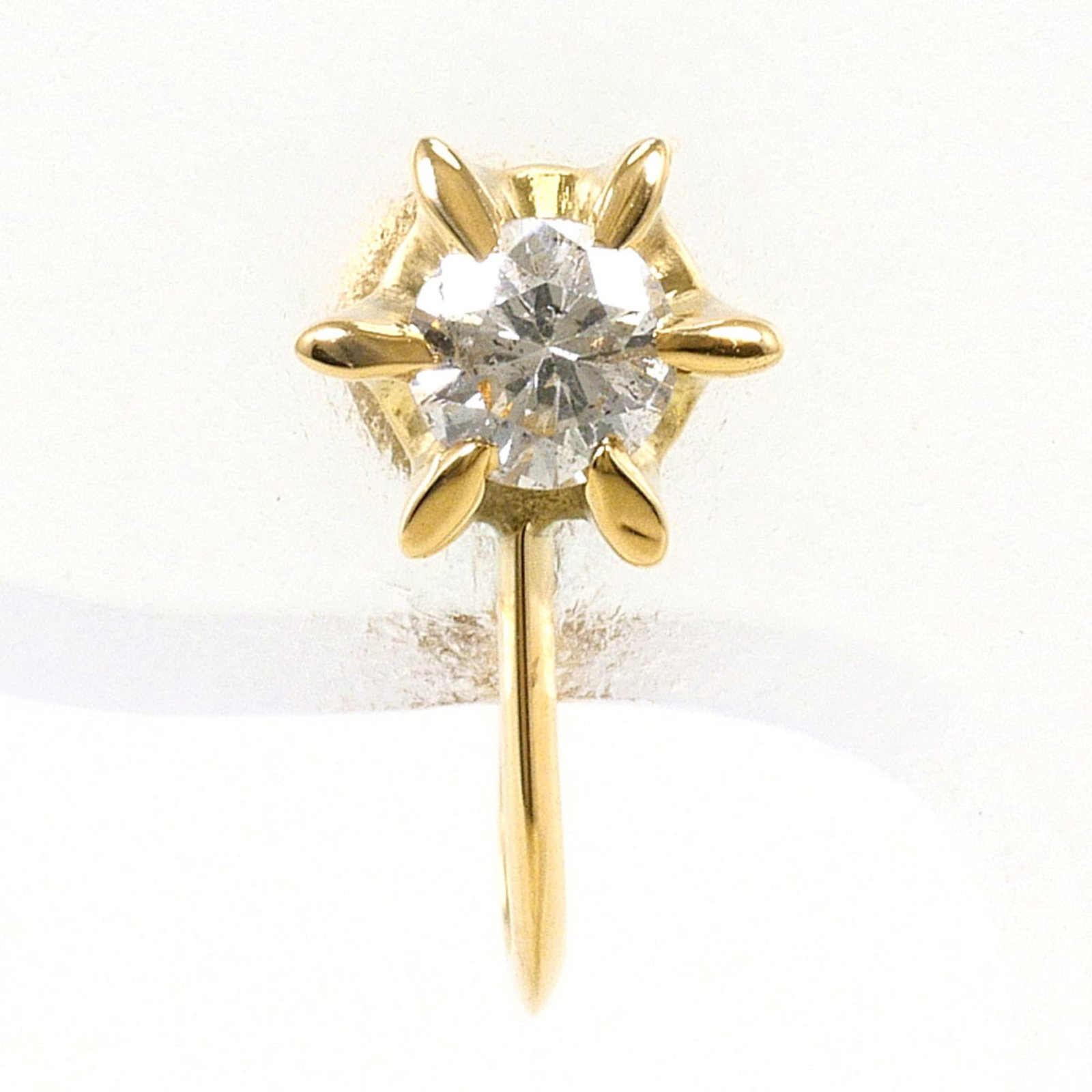 Clip Earrings Yellow Gold (18K): Clip Earrings Yellow Gold (18K) Yellow gold clip earrings with a 0.15ct diamond feature a sleek, modern design. Made from 18K yellow gold, these earrings weigh 0.8g and are in like new condition,