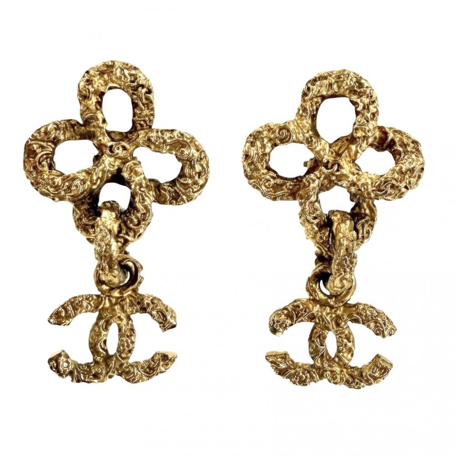 CHANEL Clip Earrings Gold Plating: CHANEL Clip Earrings Gold Plating Clip earrings in gold plating, a timeless piece from the iconic CHANEL brand. With visible scratches and scuffs, these earrings showcase their well-worn character.