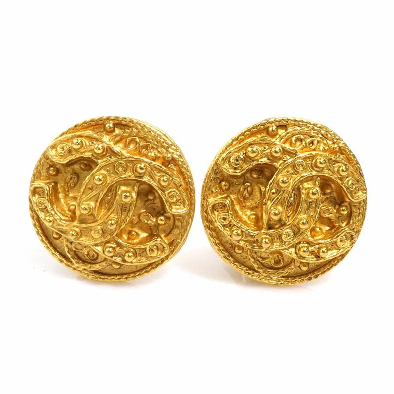 CHANEL Clip Earrings Metal: CHANEL Clip Earrings Metal Gold Clip Earrings from Chanel, bearing visible scratches and scuffs, are a testament to their well-worn condition. Made from metal, these clip earrings showcase the