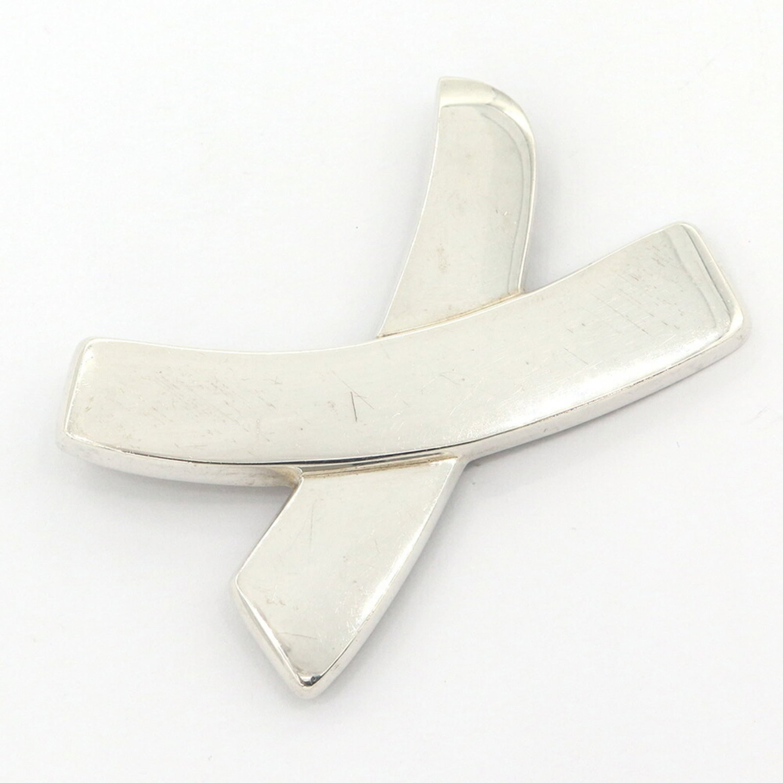 TIFFANY Pin Brooch Sterling Silver 925: TIFFANY Pin Brooch Sterling Silver 925 Sterling silver 925 pin brooch from Tiffany, featuring a delicate design. This 4.5cm x 6.5cm brooch bears visible scratches and scuffs, but remains fully functio