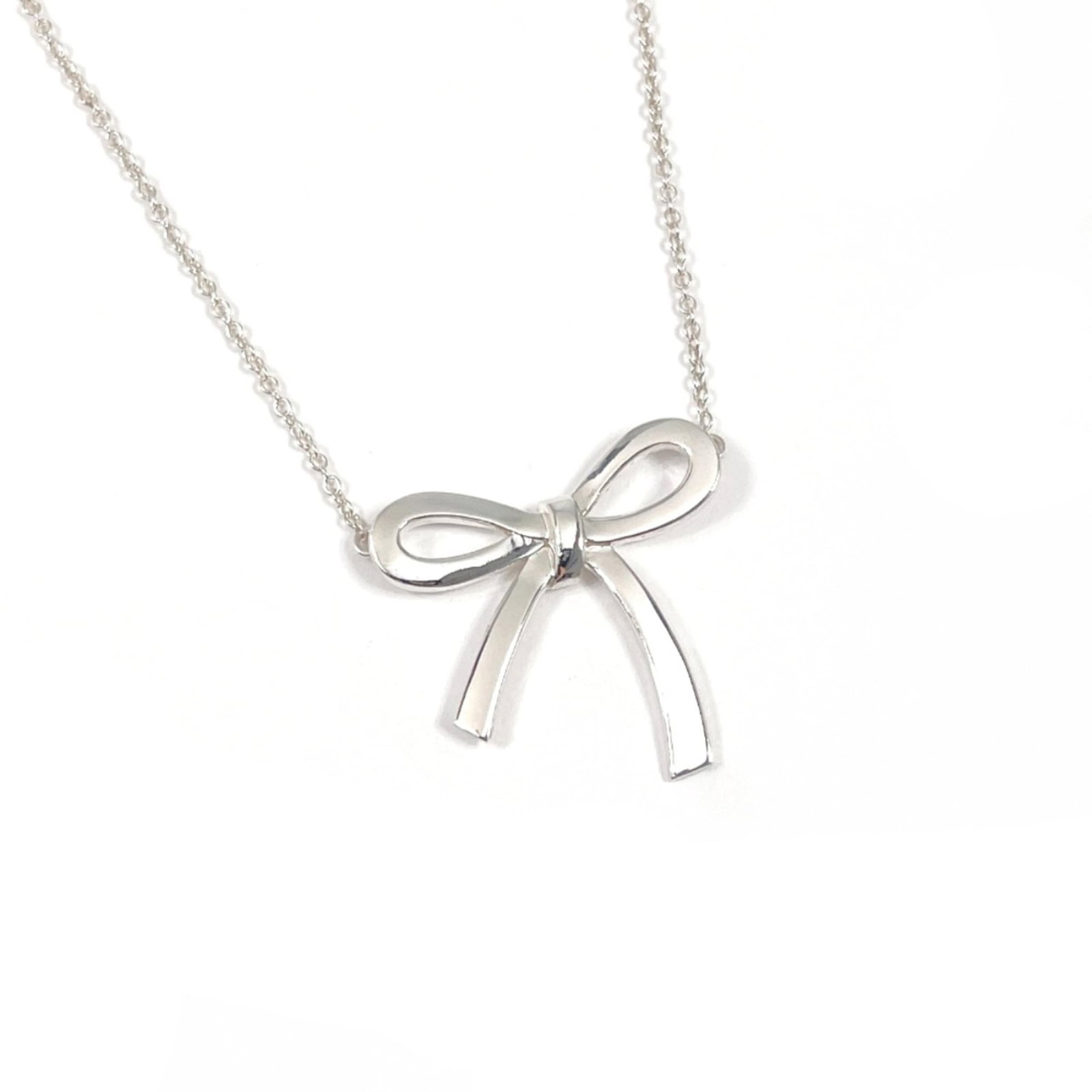 TIFFANY Silver 925: TIFFANY Silver 925 Silver 925 pendant is 21.8mm x 22.4mm in size. The necklace is made of 925 silver and has a silver color. It is a necklace with a 41 cm / 16.14'' neck circumference. Item