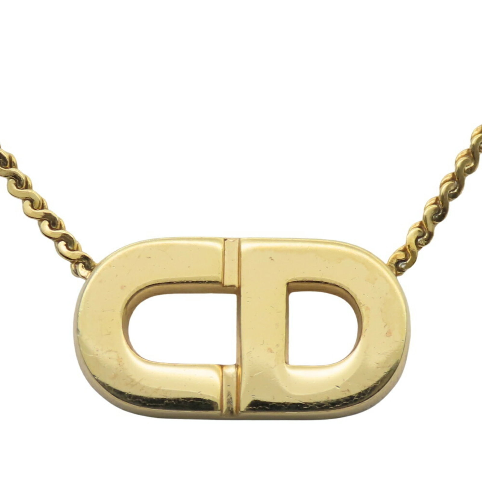 CHRISTIAN DIOR Metal: CHRISTIAN DIOR Metal Gold Christian Dior Metal Necklace with Visible Wear. This 42.5 cm gold metal necklace features a 9.4mm x 17.4mm pendant and has visible scratches, scuffs, and dirt. The item is