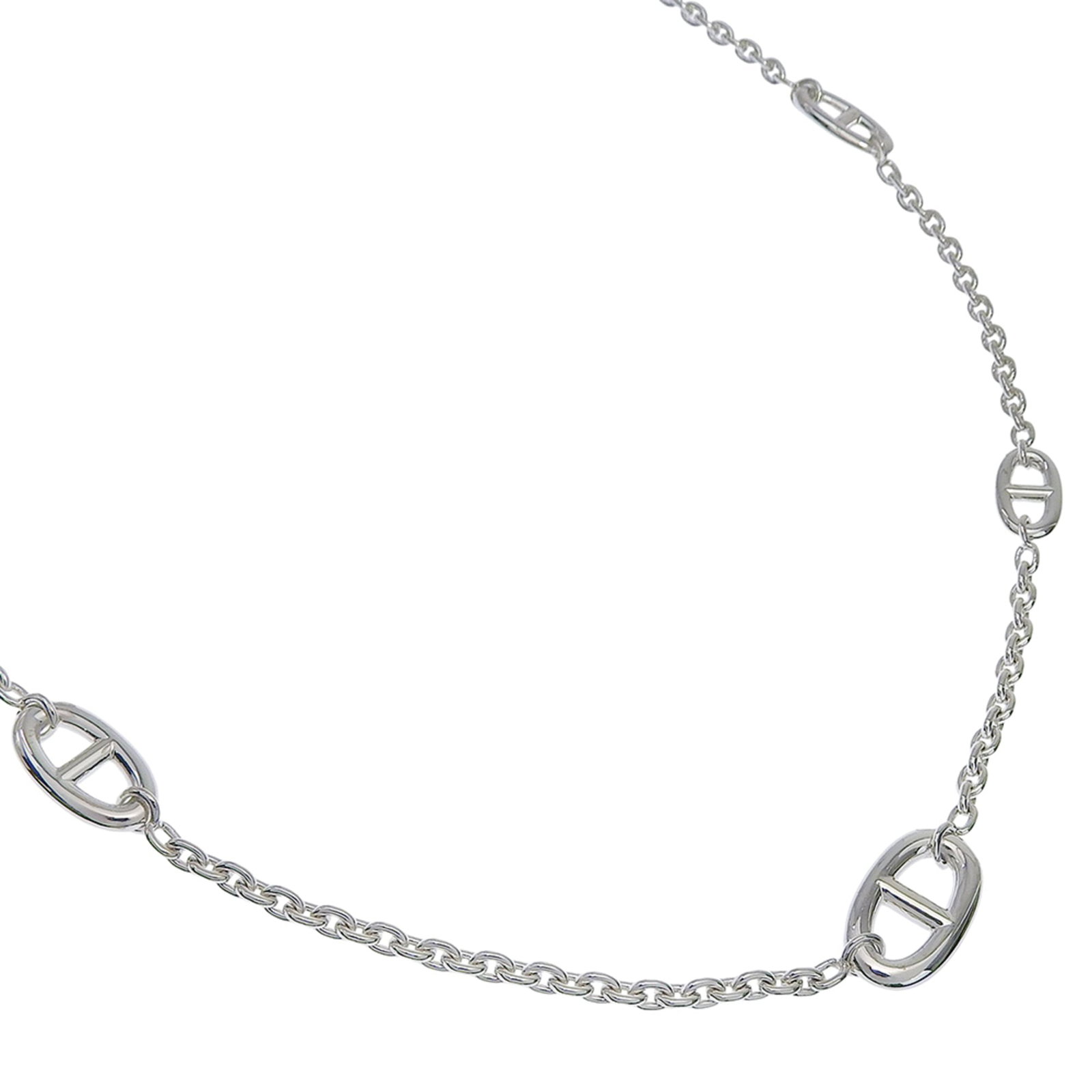 HERMES Silver 925: HERMES Silver 925 Silver 925 chain from Hermes, a high-quality material used in this necklace. The necklace features a silver 925 chain with visible scratches and scuffs, indicating it has been worn