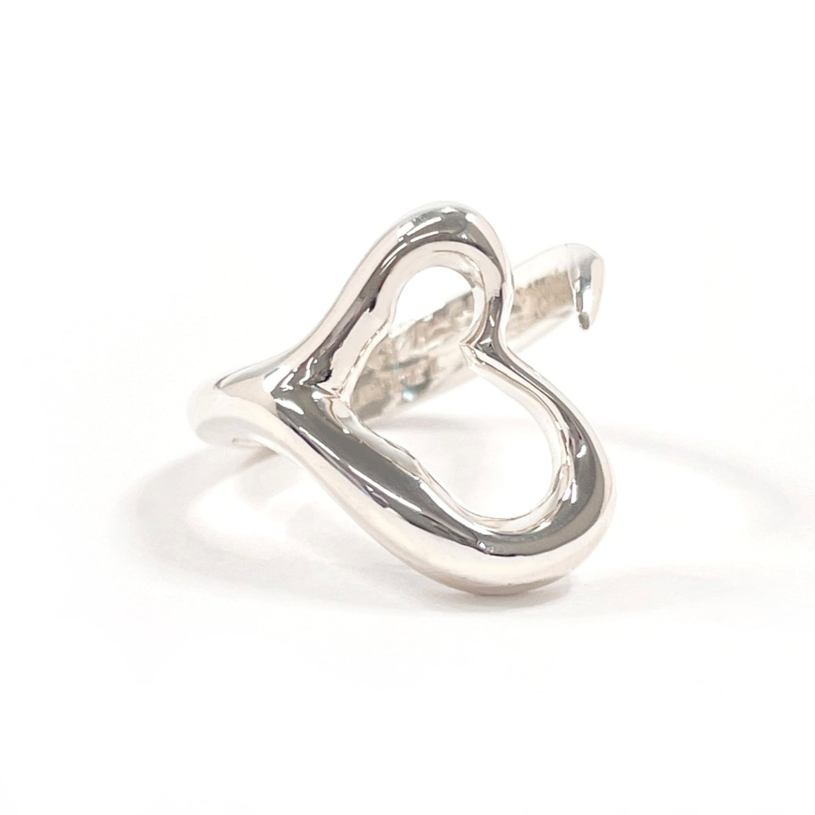 TIFFANY Band Ring Silver 925: TIFFANY Band Ring Silver 925 Silver 925 band ring from Tiffany, a classic design with a subtle elegance. Gently used, this ring features minor signs of wear, including small scratches or light marks,