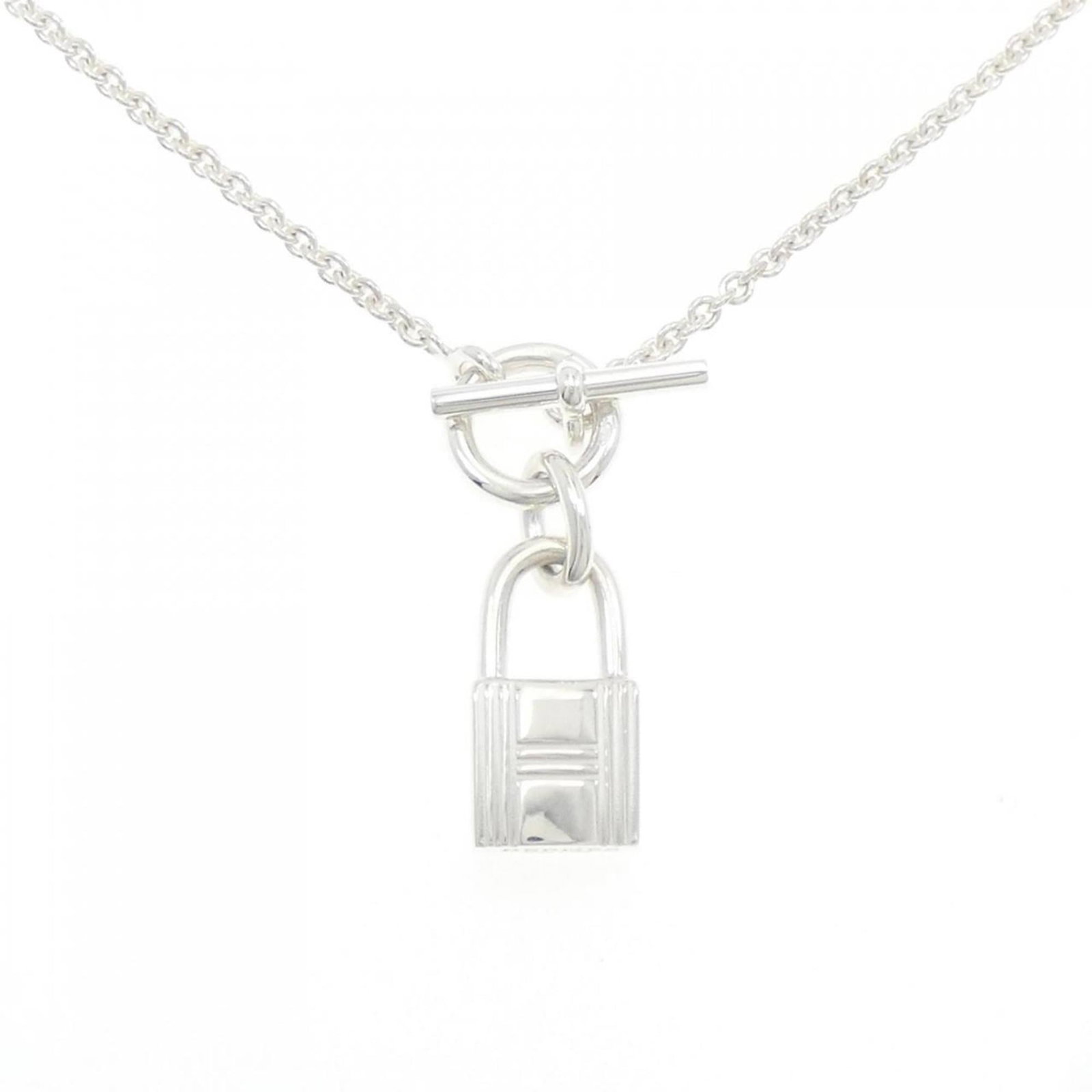 HERMES Silver 925: HERMES Silver 925 Silver 925 necklace from Hermes, featuring a 30.7mm x 10.1mm pendant, available in a 40cm circumference. This gently used necklace showcases minor signs of wear, with small scratches