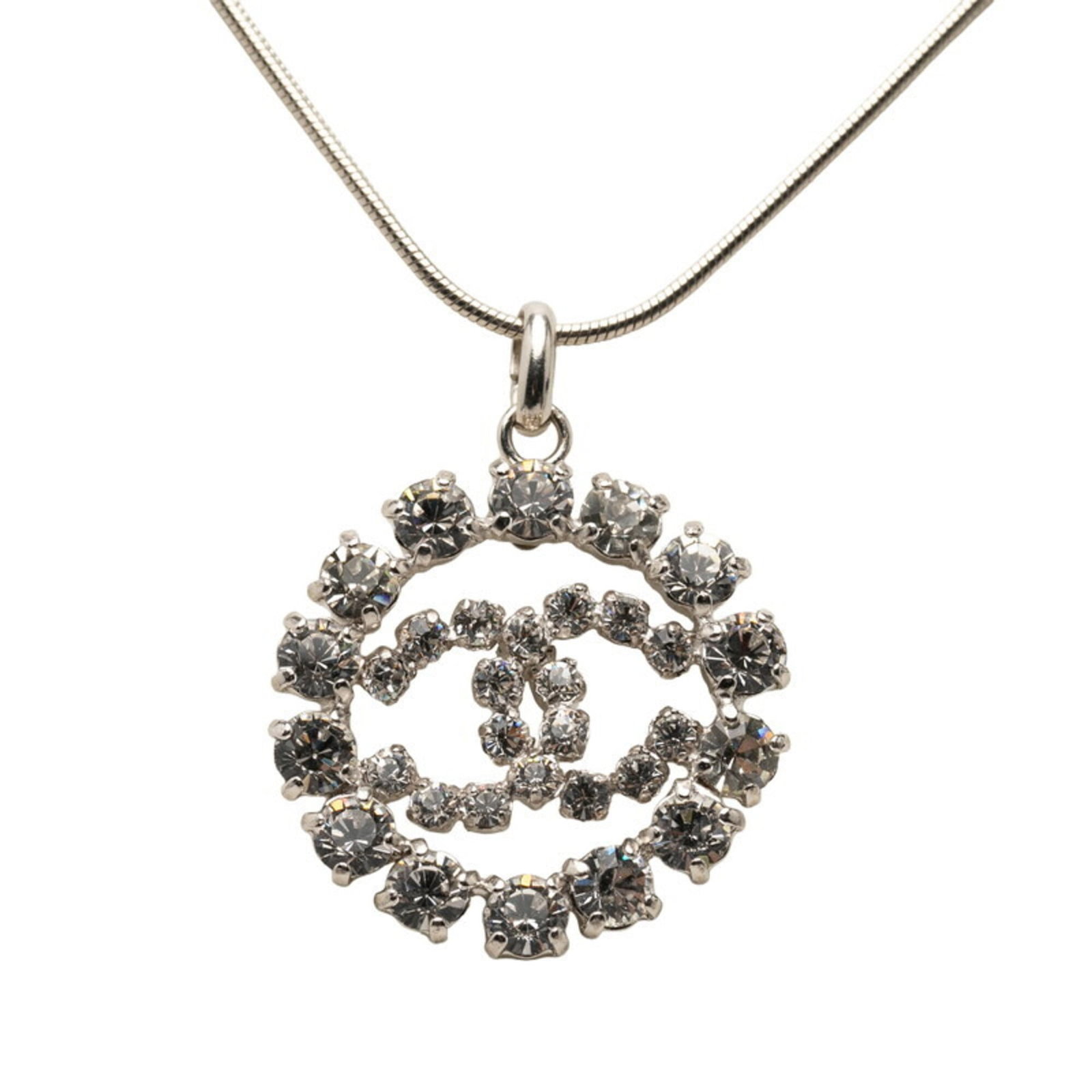 CHANEL Metal Necklace: CHANEL Metal Necklace The CHANEL Metal Necklace boasts a sleek design, featuring a rhinestone pendant suspended from a metal chain. With a 43 cm circumference, this necklace is designed to add a