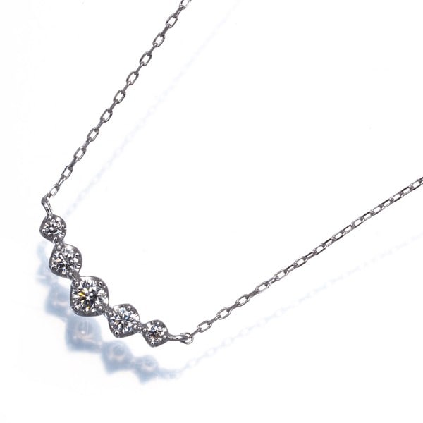 Necklace Diamond 18K 750 White Gold: Necklace Diamond 18K 750 White Gold 18k white gold necklace features a natural diamond pendant, carefully crafted into a pendant with a size of 3.1 x 12.5mm, suspended from a 36 / 39cm long chain.