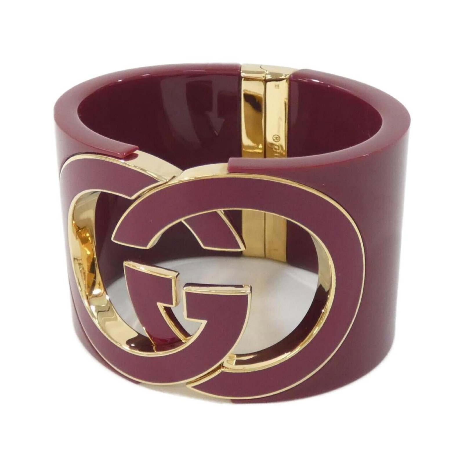 GUCCI Bangle Gold Red Color: GUCCI Bangle Gold Red Color Gold and red hues come together in this elegant Gucci bangle, measuring 18.5cm in length and 5cm in width. The item boasts a classic interlocking design, showcasing the sig