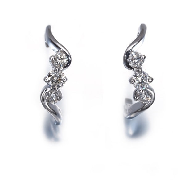 Estelle Earrings Diamond 0.30Ct/0.30Ct 18K 750 White Gold: Estelle Earrings Diamond 0.30Ct/0.30Ct 18K 750 White Gold 18K white gold stud earrings feature two natural diamonds, totaling 0.30ct each, creating a sleek and sophisticated design. The 13.6 x 3.7mm e