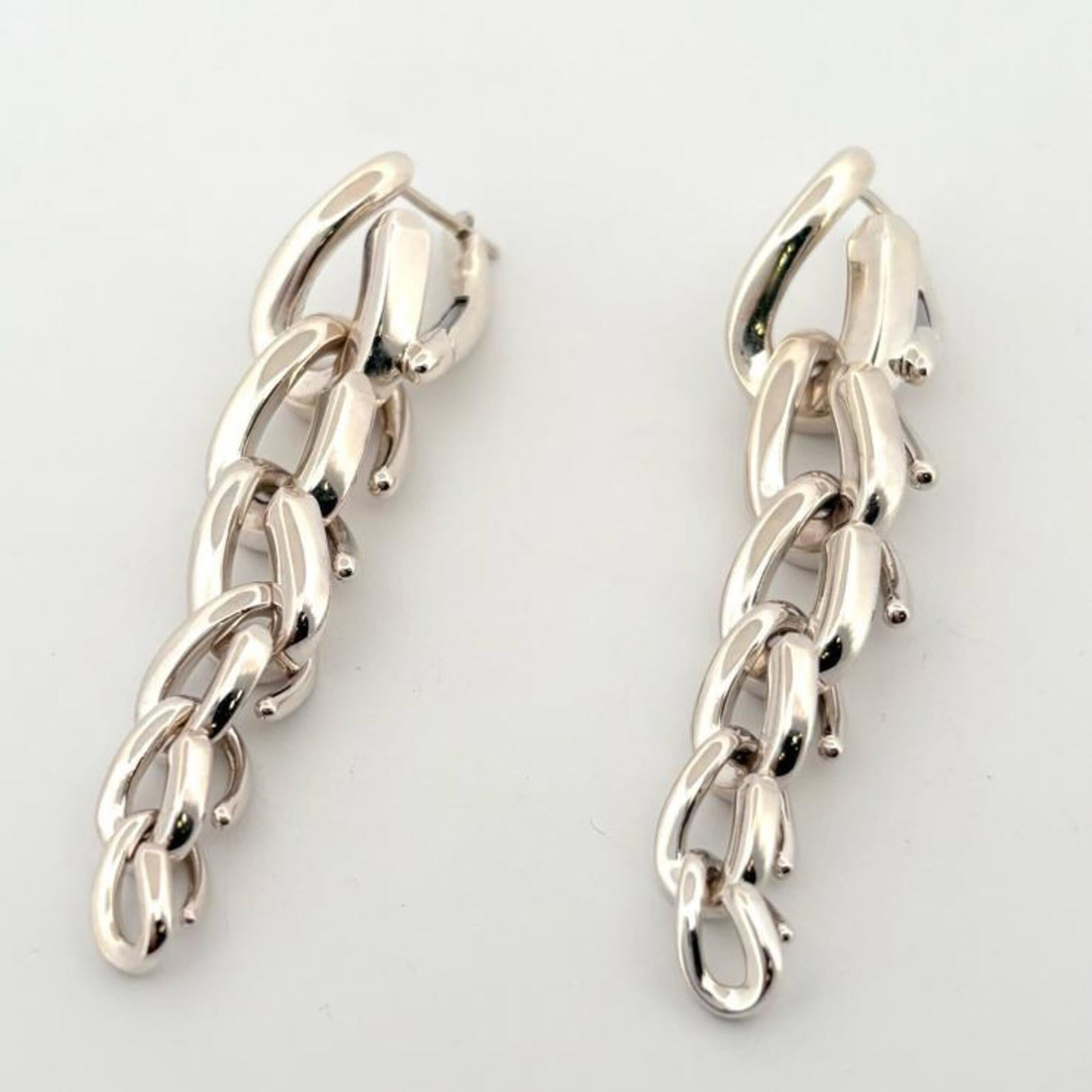 TIFFANY Drop Earrings Silver 925: TIFFANY Drop Earrings Silver 925 Silver 925 Tiffany Drop Earrings feature a sleek, modern design that adds a touch of sophistication to any outfit. With visible scratches and scuffs, these earrings sh