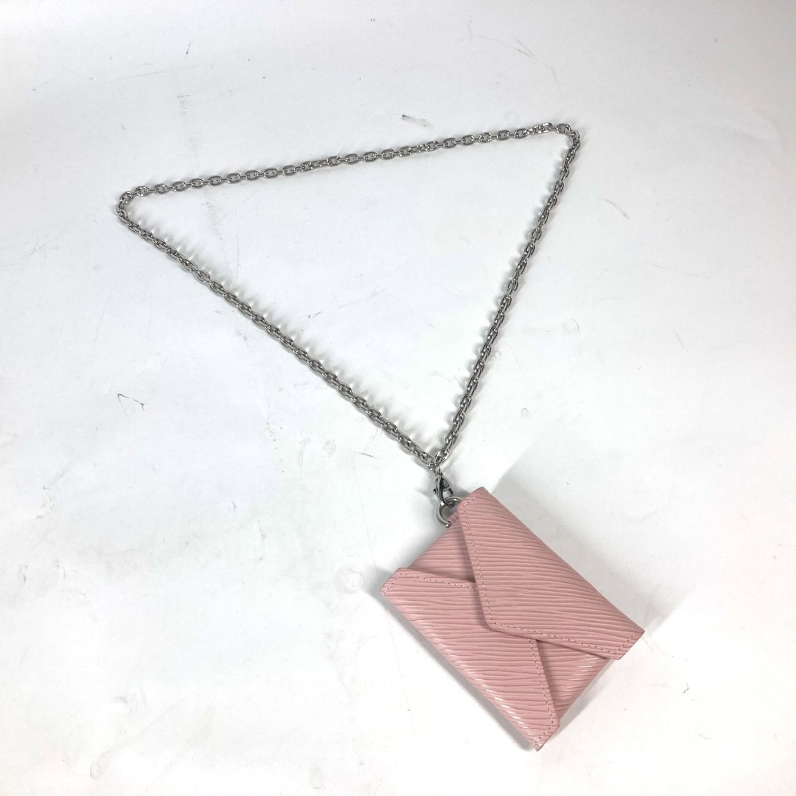 LOUIS VUITTON Epi Leather: LOUIS VUITTON Epi Leather Epi leather necklace in pink, a stylish accessory from Louis Vuitton. This necklace boasts a 42 cm circumference, making it a comfortable fit for women. Comes with a dust