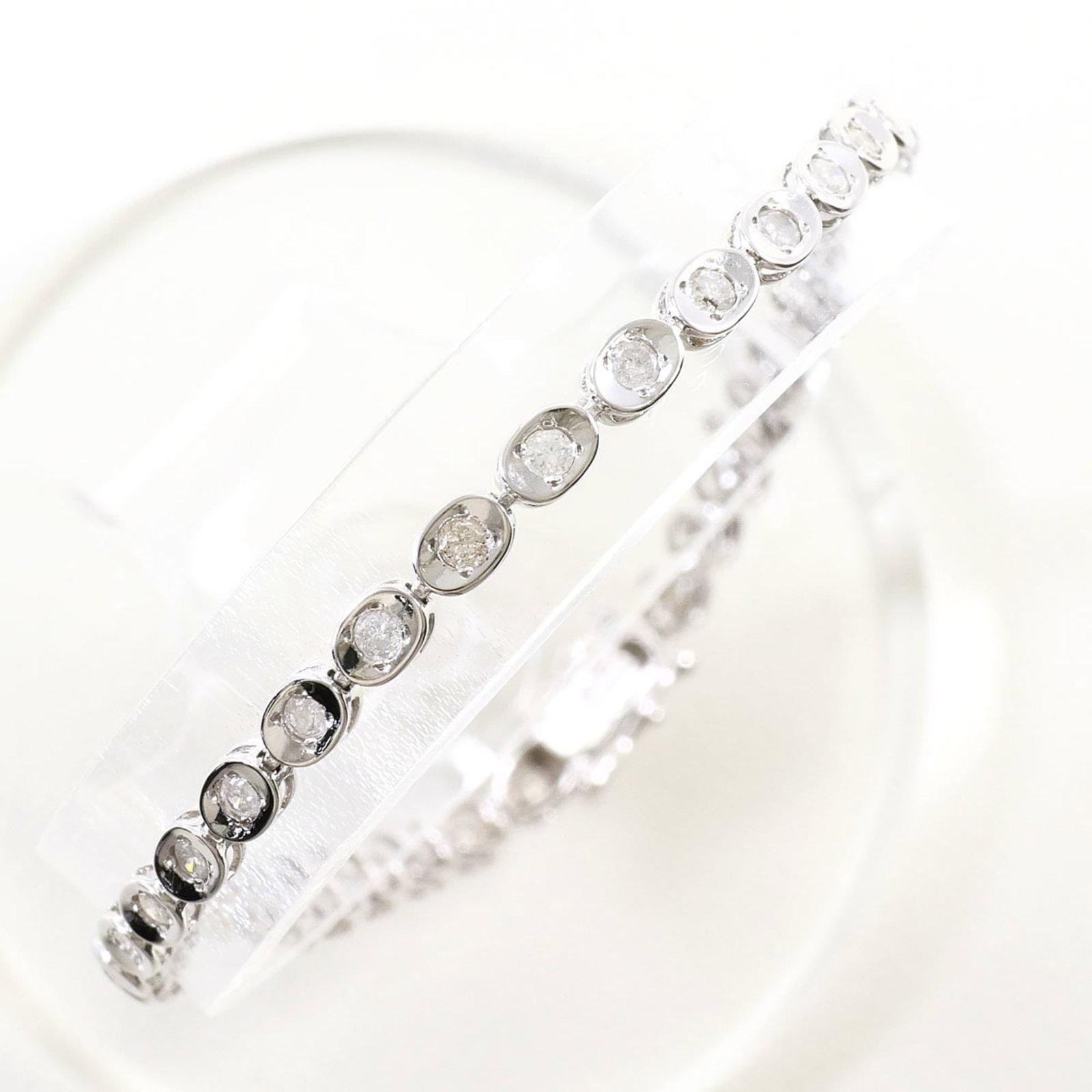 Charm Bracelet White Gold (14K): Charm Bracelet White Gold (14K) Charm bracelet in 14K white gold, featuring a diamond stone, is a elegant accessory. Made from high-quality white gold, this charm bracelet boasts a classic design