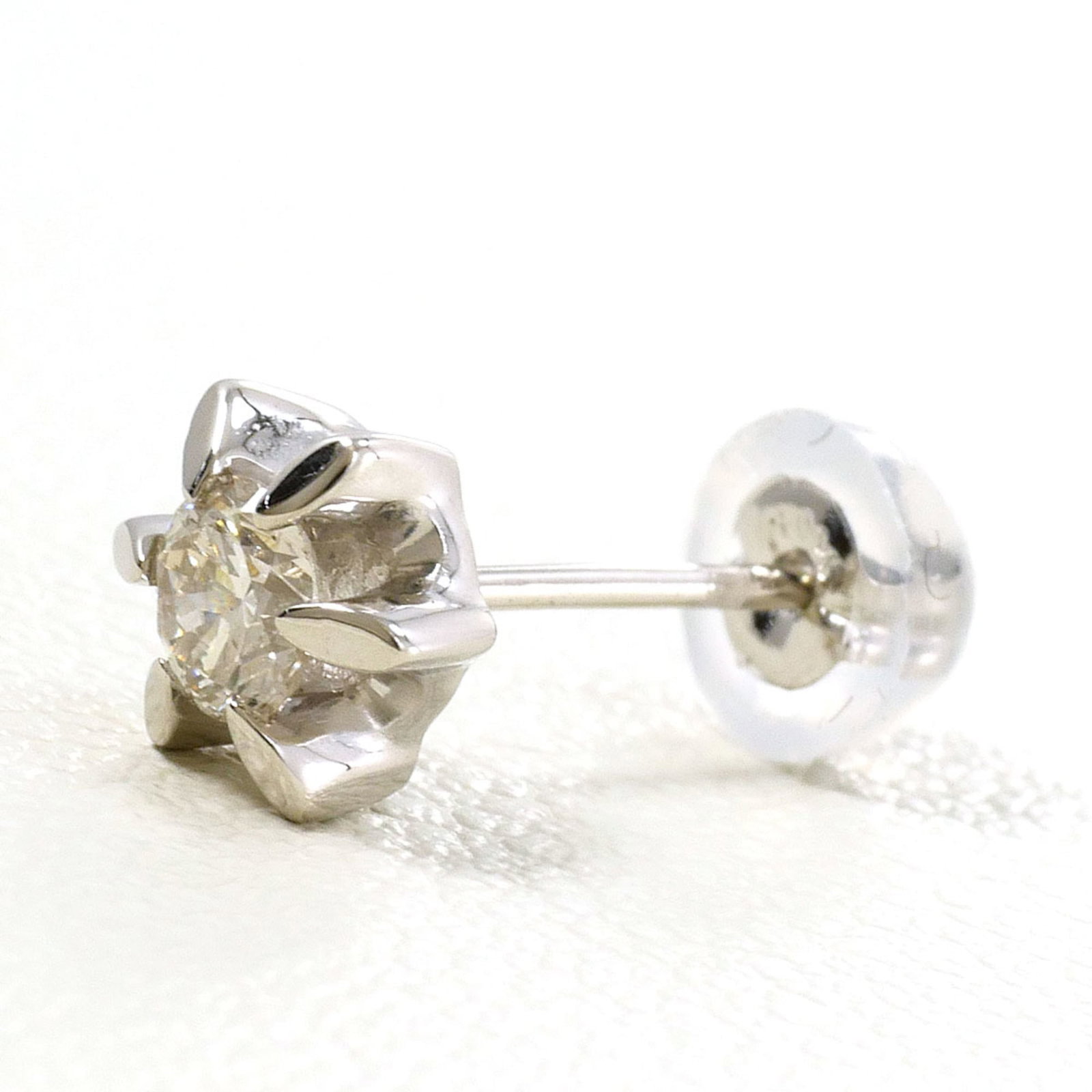 Stud Earrings Platinum 900: Stud Earrings Platinum 900 Platinum 900 stud earrings feature a diamond stone, weighing 0.15 carats, set in a platinum metal construction. Weighing 0.7g, these earrings are made from high-quality
