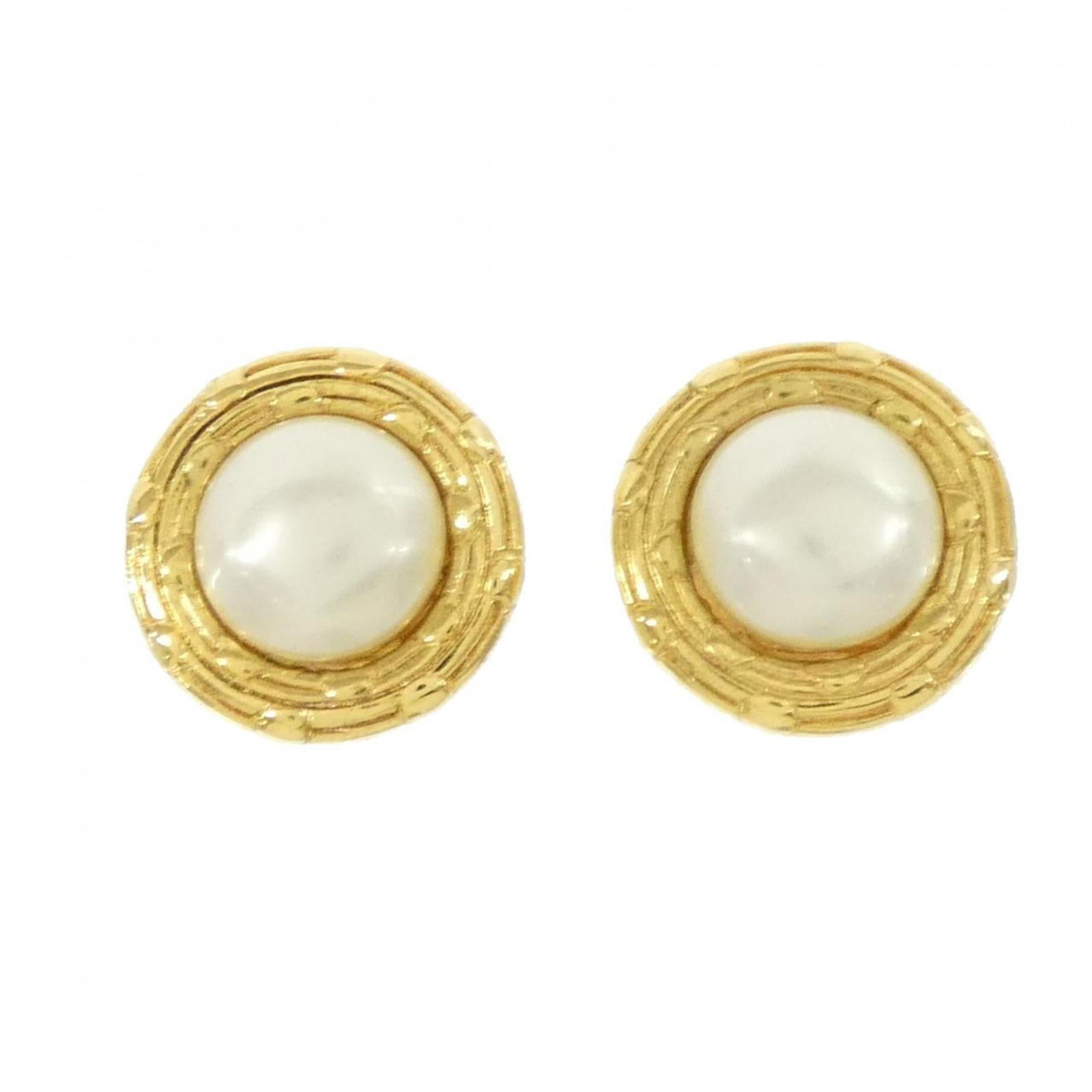 CHANEL Clip Earrings White: CHANEL Clip Earrings White White Clip Earrings from CHANEL, gently used with minor signs of wear, featuring a classic design that adds a touch of elegance to any outfit. The small scratches or light m