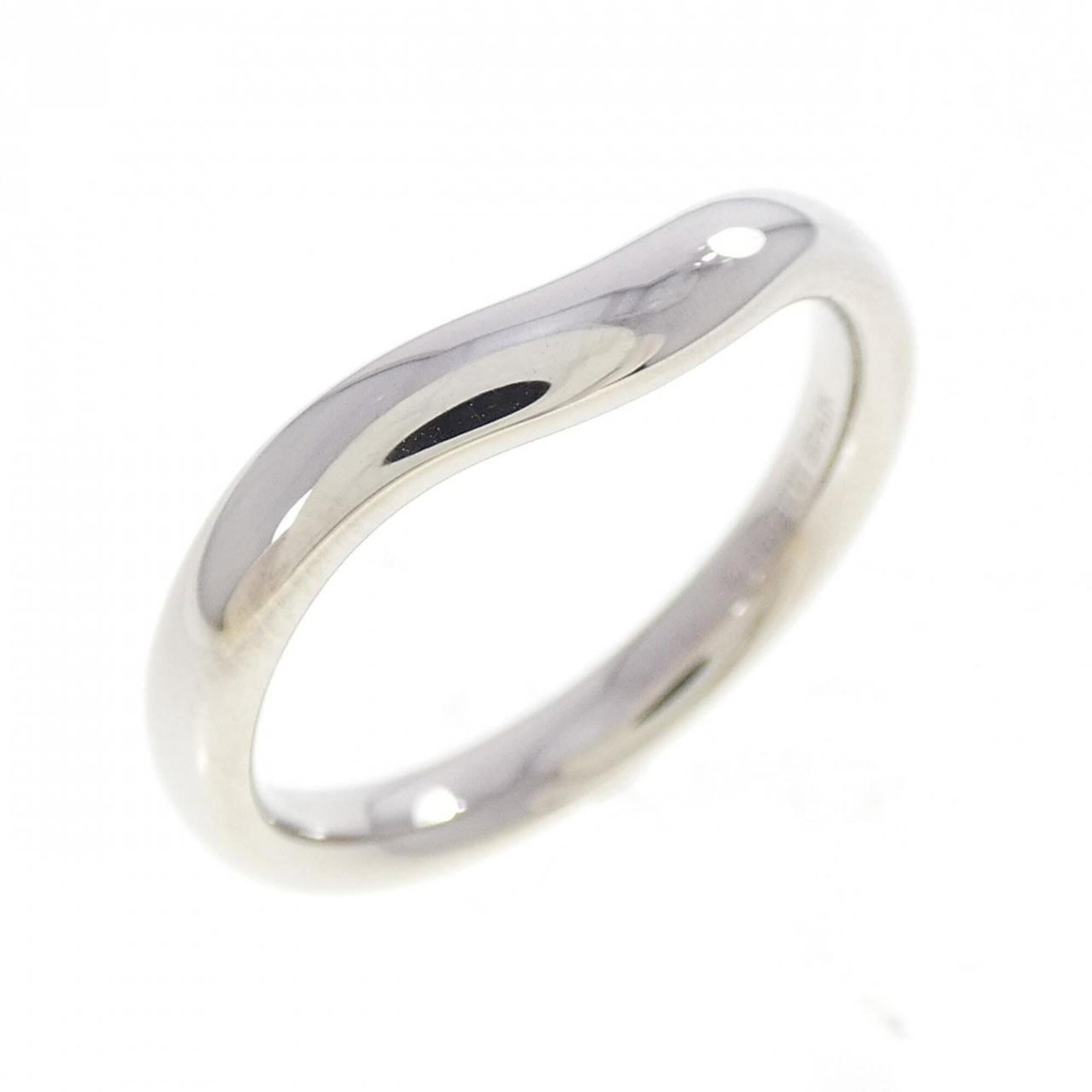 TIFFANY Band Ring Platinum 950: TIFFANY Band Ring Platinum 950 Platinum 950 Tiffany band ring in excellent condition, with a subtle sheen and a refined design that exudes timeless elegance. The platinum material shines with a