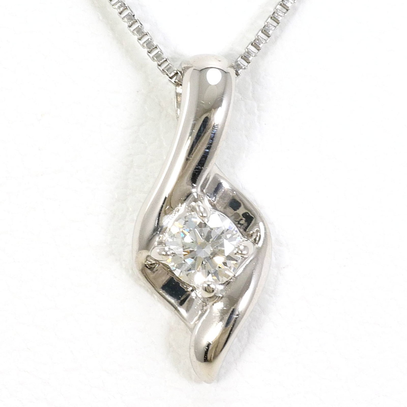 Platinum 850 Platinum 900: Platinum 850 Platinum 900 Platinum 850 and 900 necklace boasts a striking platinum pendant adorned with a 0.129ct diamond, set against a sleek 14mm x 5mm frame. The necklace's 46cm length and 2.6g wei